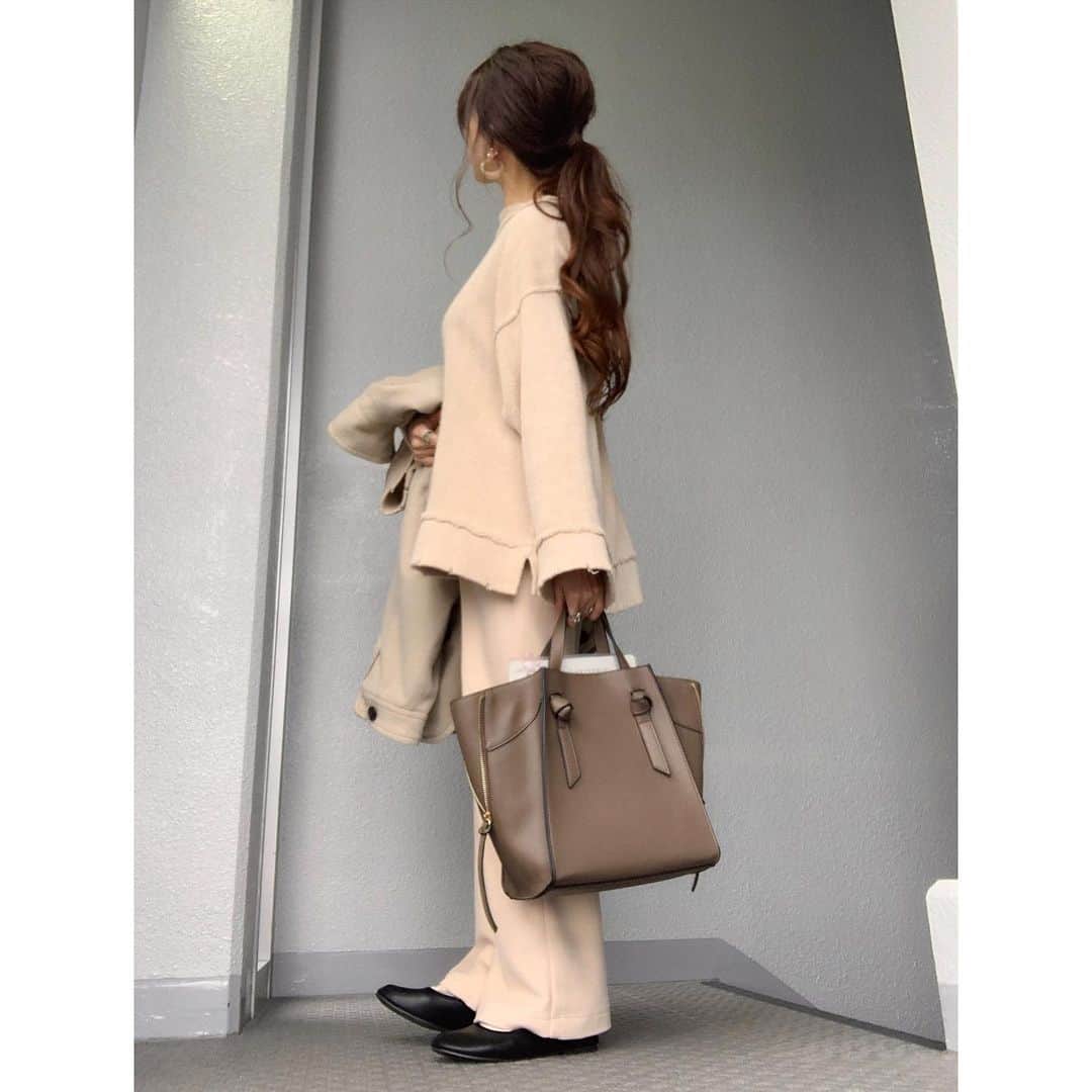 のインスタグラム：「⋆*❁*⋆*❁*⋆*❁*⋆*❁*⋆*❁* ・ ・ 昨日のコーデ❥❥❥ #きのコ お気に入りのワントーン🧡 昨日雨だったのに… 忘れてこんなコーデして出て…出た瞬間後悔😭 跳ねあげないように、そろりそろり歩きました。。。 ・ ・ そんな昨日はおりちゃんの避妊手術の日🏥 お迎え行った時、まだ麻酔が効いててちゃんと立てなくて、ヨタヨタ~コテン💦って感じでちょっと可哀想だった。。。 でも麻酔切れた瞬間から、ジャーンプしてて… えっ⁉️傷口開くんぢゃ… ってこっちが心配なっちゃった💦 さぁエビちゃんみたいに術後性格変わるかな~~~ ・ ・ ・ ・ 今日から3月🌸 今月もよろしくお願いします‧✧̣̥̇‧ ・ ・ ・ ・ tops.pants➸#kastane  bag➸#slobeiena  shoes➸#svec ・ ・ ・ ・ ・ #code  #coordinate #ootd #outfit #mylook #ママ #コーデ  #mineby3mootd #like4like #お洒落さんと繋がりたい #ビュースタグラマー #ponte_fashion #chao_app  #156cm #156cmコーデ」