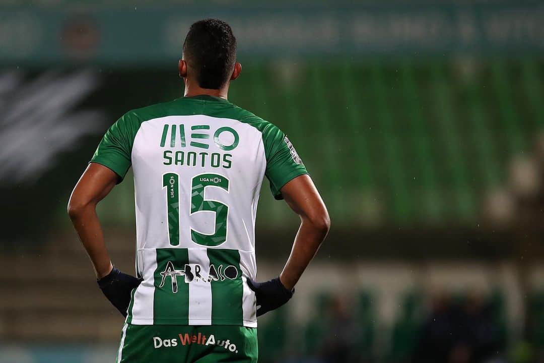 アデルラン・サントスのインスタグラム：「Seguir em frente De cabeça erguida!!.. 💚💚🔥🔥」