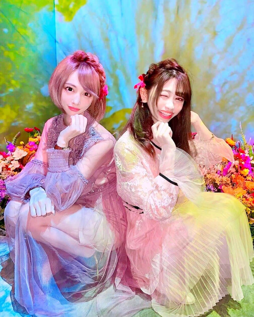 のインスタグラム：「さききちちゃんとまた遊んだよーん♥﻿ ﻿ ﻿ わかるー？﻿ オソロコーデしたの😍♥️♥️﻿ ﻿ ﻿ 髪の毛もオソロにしてみたよ(っ ॑꒳ ॑c)ﾜｸﾜｸ﻿ サイドから少し髪の毛持ってきてそこから三つ編みした簡単ヘアアレンジ🌟﻿ りぼんもおそろにしたんだ★﻿ ﻿ ﻿ 左右対称にしようと思ったのに私間違えて同じ方向にしちゃった😂♥️♥️﻿ ﻿ ﻿ ネイキッドに行って、映画見てご飯食べて﻿ あっと言う間だった⸜(*ˊᗜˋ*)⸝﻿ ﻿ 映画はジョジョ・ラビットみた！﻿ なんの映画がわからないでみちゃったんだけど﻿ それでも楽しめた！﻿ いろんなこと考えさせられる映画だったよ〜！﻿ ナチスのこと勉強しておけばよかったって思った( ；ᵕ； )﻿ ﻿ ﻿ 本当あっという間だったぁ❤️﻿ ﻿ ﻿ さききっちゃん、﻿ ダイエット頑張ってた😭🙌🏻﻿ ﻿ 食べたいの我慢するって本当に大変だから、﻿ その努力であの可愛さになってるんだなぁって思った💓﻿ ﻿ ﻿ 私も女子力上げるために頑張るぞー😍♥️♥️﻿ ﻿ 美容について色々話しした⸜(*ˊᗜˋ*)⸝﻿ ﻿ また遊ぶんだぁ(♡´ ˟ ` )♡﻿ ﻿ ﻿ ﻿ ﻿ ﻿ ﻿ #女子会 #インスタ映え #リンクコーデ #おそろコーデ #ナチュラルコーデ #韓国コーデ #ベージュコーデ #女の子コーデ #ブラウンコーデ #冬服コーデ #低身長コーデ #モテコーデ #ガーリーコーデ #双子コーデ #お揃いコーデ #女子会コーデ #オルチャンコーデ #双子コーデ #150cmコーデ #おチビコーデ #sサイズコーデ #155cmコーデ #誰でもできるコーデ #Sサイズコーデ #さききち #ツインコーデ #簡単ヘアアレンジ #フラワーズバイネイキッド﻿ ﻿」