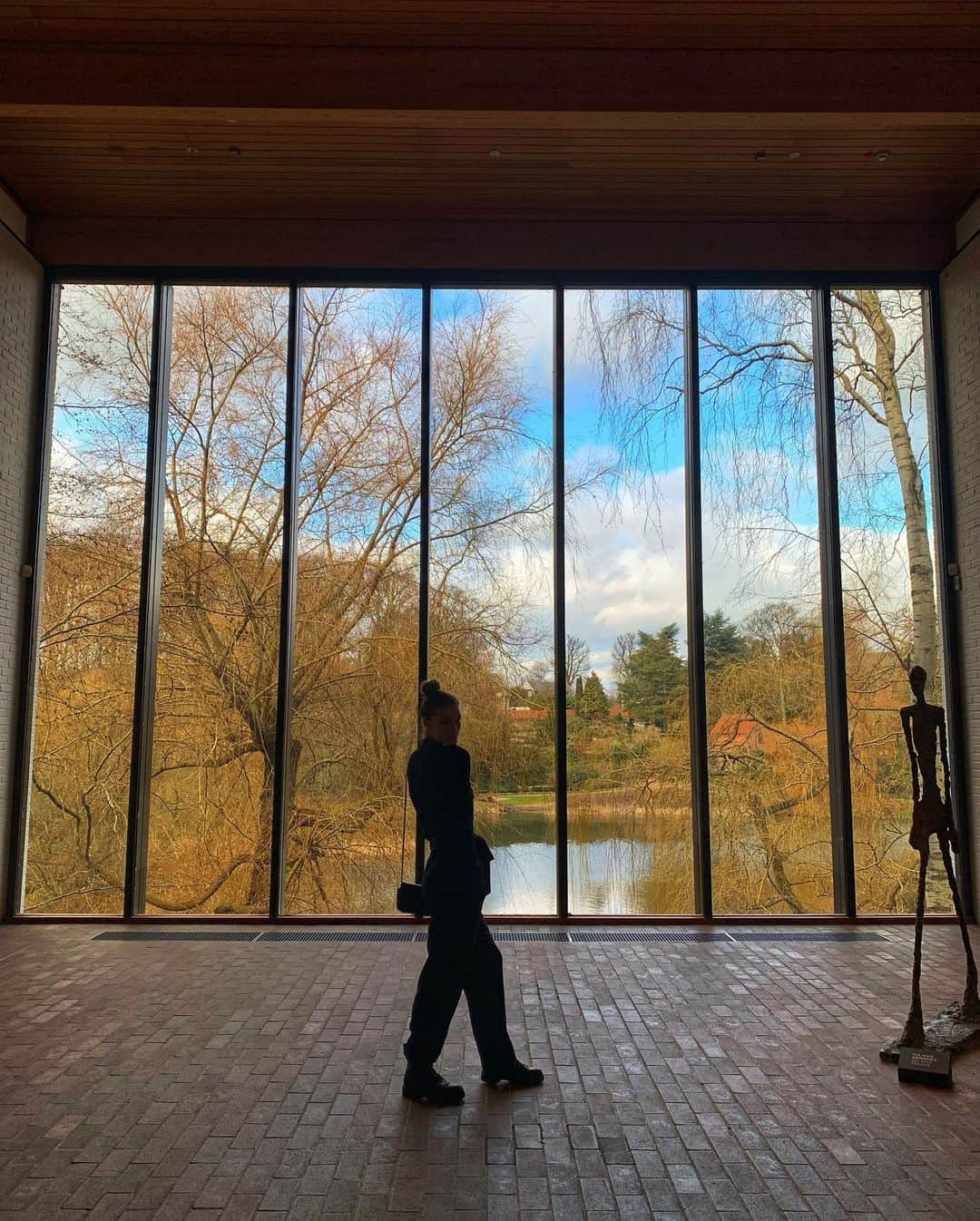 ニーナ・アグダルのインスタグラム：「This room 🖼😍 photo cred @ mom #giacometti」