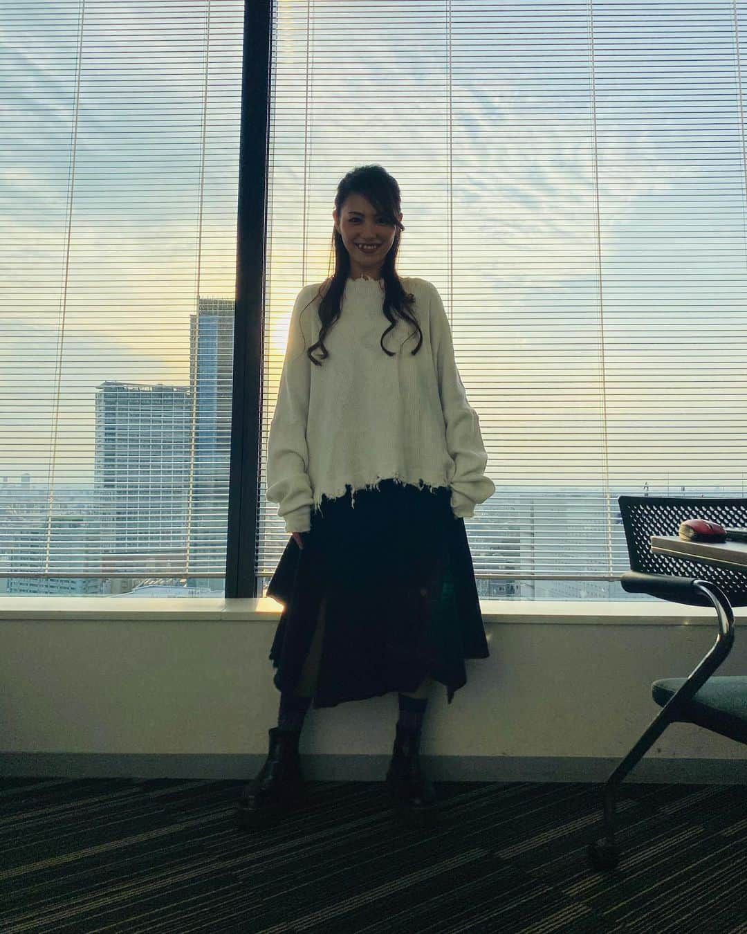 田野アサミさんのインスタグラム写真 - (田野アサミInstagram)「🌇. アサンセット。笑 肩に太陽を背負って....🌞❤️ #お洋服スタグラム　あえての逆光✨🤲🏻 #田野アサミ#asamitano #Asunset#アサンセット 眩しいほどの夕陽だった。」3月1日 22時43分 - tano_asami