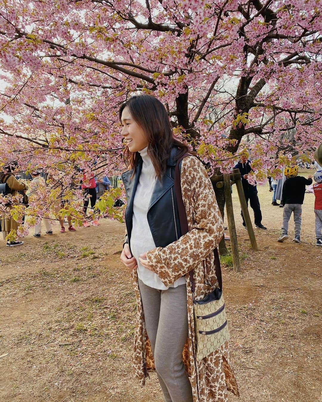 里見茜さんのインスタグラム写真 - (里見茜Instagram)「今日は珍しく4女とのツーショット👭あんなに小さかった妹がもうすぐお母さんになるなんて。 全く信じられません😹 お姉ちゃんの中で小学生で止まっている👯‍♀️笑 早く会うのが楽しみだー🌸 #7ヶ月ベビー #妹#4女#公園デート #姉妹#なっちゃん#母になる」3月1日 22時54分 - satomiakane