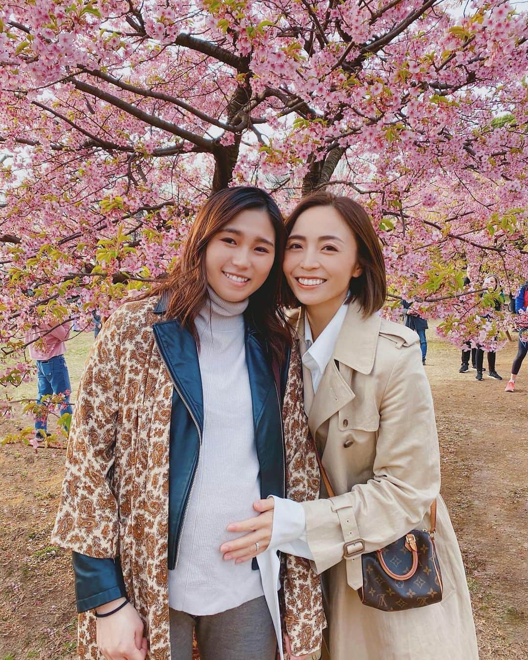 里見茜さんのインスタグラム写真 - (里見茜Instagram)「今日は珍しく4女とのツーショット👭あんなに小さかった妹がもうすぐお母さんになるなんて。 全く信じられません😹 お姉ちゃんの中で小学生で止まっている👯‍♀️笑 早く会うのが楽しみだー🌸 #7ヶ月ベビー #妹#4女#公園デート #姉妹#なっちゃん#母になる」3月1日 22時54分 - satomiakane
