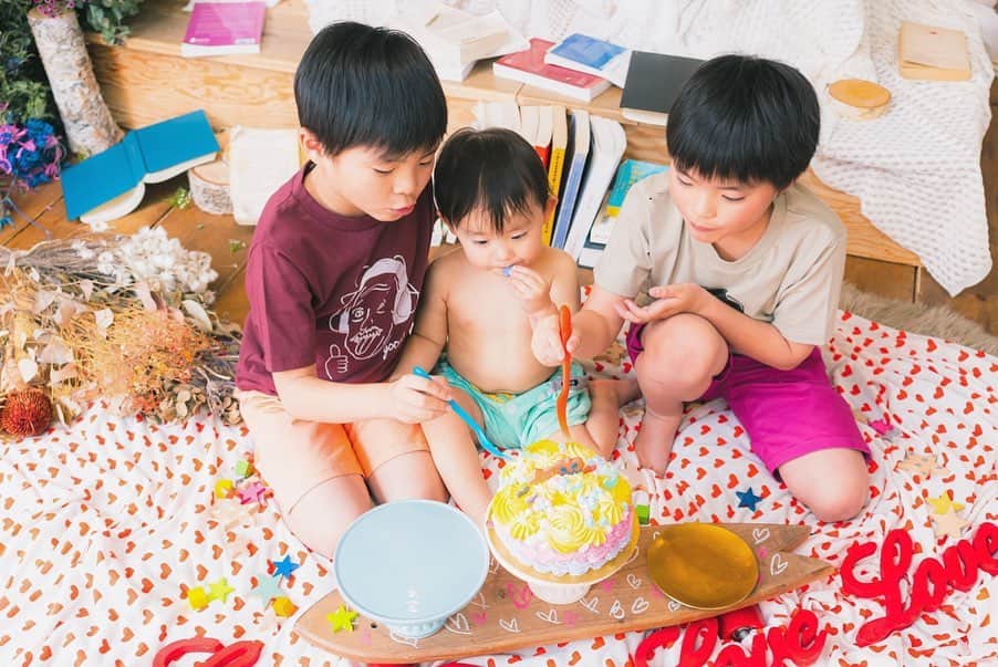 ᴋᴀɴᴀᴋöさんのインスタグラム写真 - (ᴋᴀɴᴀᴋöInstagram)「#smashcake 🎂 * 先日、撮って頂いた写真🌈 pic4の👦🏻👶🏻が そっくり❤️ * 👶🏻は、クリームがつくのが嫌だったみたいで、拭いてアピールがすごかった🤣泣いてる姿も かわいい思い出😍 * 👦🏻👦🏻は、大暴れできて 楽しそうでした🥰🌈 * Thank you 📸 @lovst_tomizawa  @lovst_kachidoki_riverside *  #スマッシュケーキ#スタジオ撮影#3兄弟#泣き顔」3月1日 23時02分 - kanakokko_34_