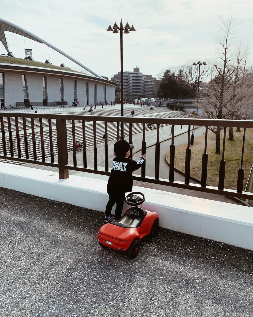 のインスタグラム：「夕方から少しだけ駒沢公園へ🛴🌳 暖かかったし、お天気いいし、昨日は一日中お家で過ごしてたから、外の空気が気持ち良かった🍃 ・ ・ ・ #5歳9ヶ月 #2歳7ヶ月 #男の子ママ #兄弟ママ #駒沢公園」