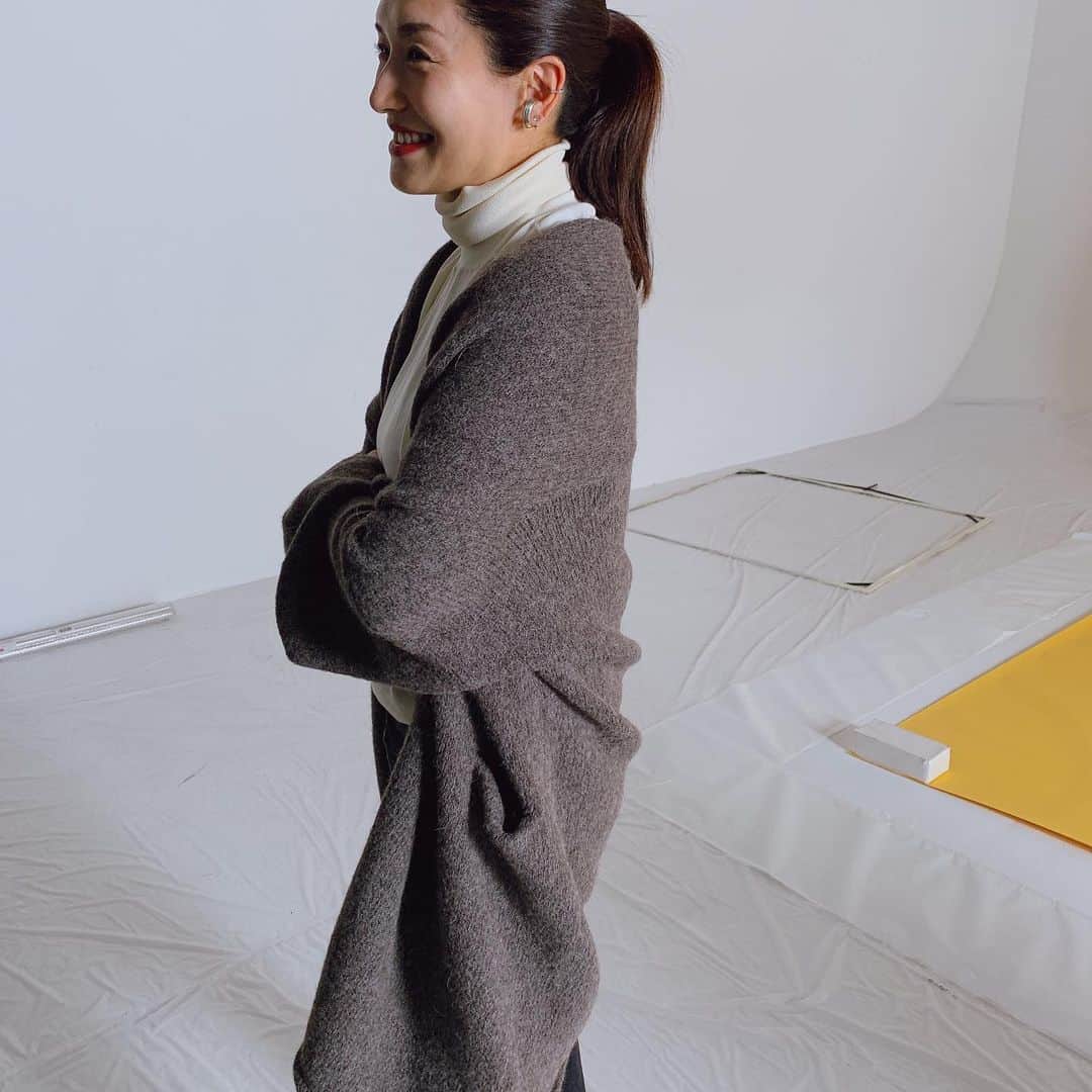 亀恭子のインスタグラム：「絶妙なグレー感、たっぷりと纏うシルエット、 一目惚れしたカーディガン❤︎ . . . なめらかで着心地も良くて、 大切に可愛がりたい逸品です。 . . 日中は暖かくて、 これだけでも良いくらい？でしたね^ ^ . . 今日のロケの合間は、 東京マラソンの話題でひとしきり盛り上がりました♪ . . today's… #fashion #ootd #kkstyle #tokyo #kamescloset #cardigan #laurenmanoogian #knit #stunning #workday #shooting #springhascome #バックスタイル撮ってたら寄ってきた… @jeronimochan」