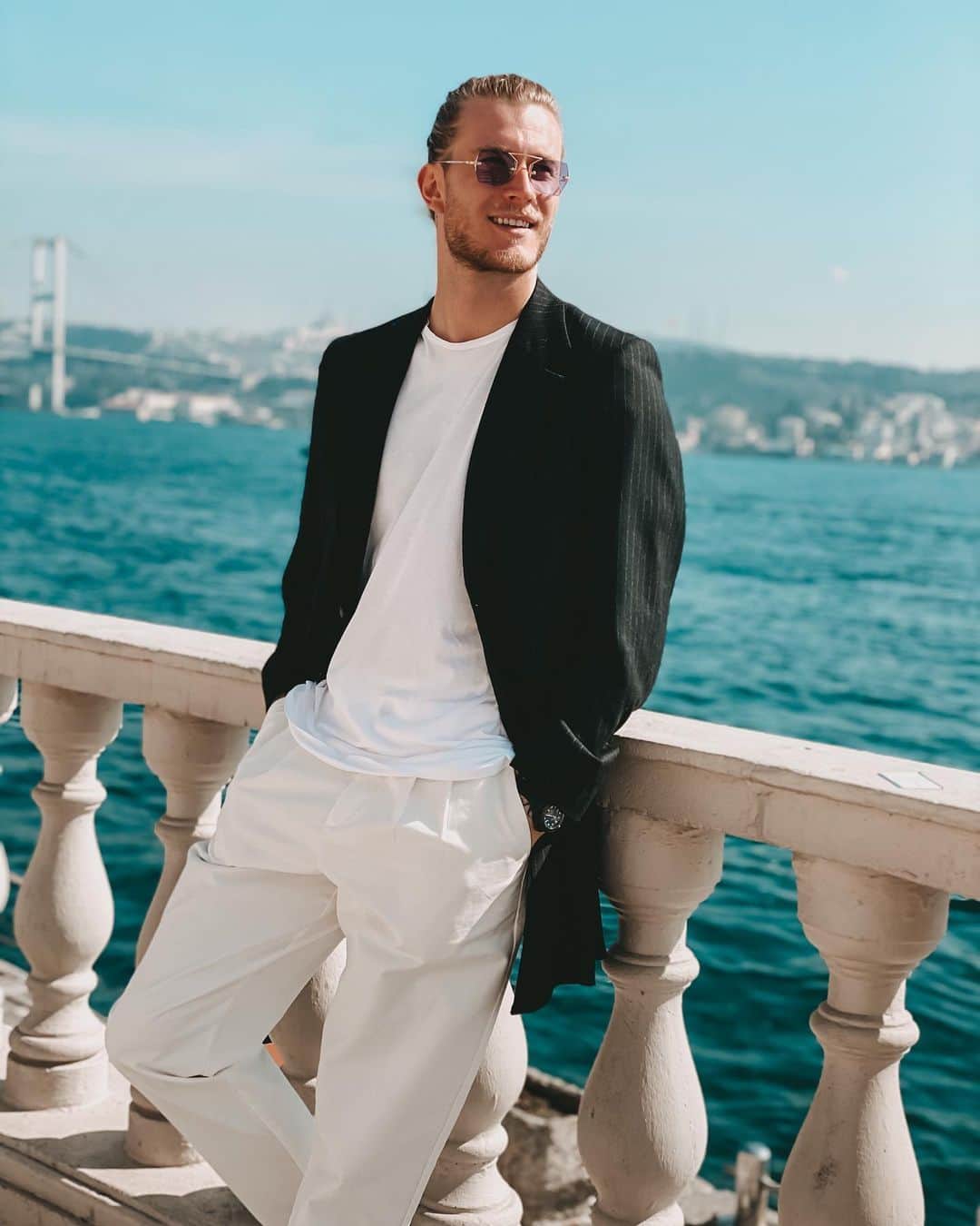 ロリス・カリウスのインスタグラム：「Enjoying the weather today ☀️😎」