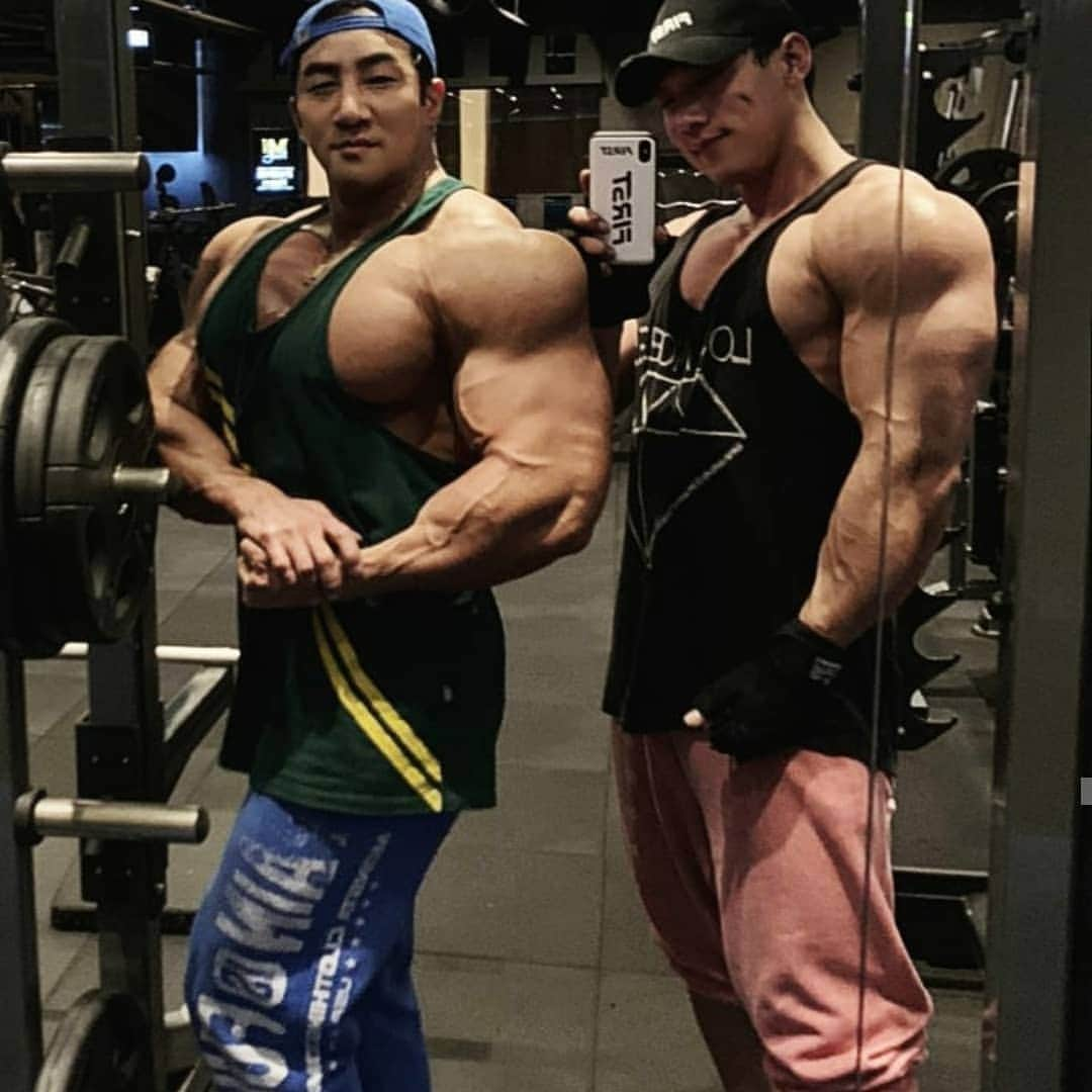 CHUL SOONさんのインスタグラム写真 - (CHUL SOONInstagram)「Mirror picture Who is more HUGE? . .. . Huge training Program available at chulsoon.com  Follow the Facebook page to see work outs.  Facebook.com/chulsoonofficial @chul_soon @chulsoon_official (한국계정)  ______________________________ #Musclemania Pro #teamchuls makeup #bear #teddybear #cutebear #fitness #chulsoon #korean #fitnessmodel  #aesthetic #aesthetics #wbff #ifbb #chulsoon2020 #motivation  #fitfam  #다이어트 #식단」3月1日 23時19分 - chul_soon