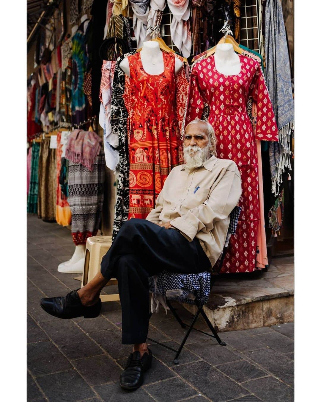 VuTheara Khamさんのインスタグラム写真 - (VuTheara KhamInstagram)「Inside the Old Souk, Dubai (2020) 🇦🇪 It's a series of pictures taken in the Old City of Dubai during Friday morning, focus street photography and candid shot. Which one do you prefer? . @burjeiffel4life #burjeiffel4life」3月1日 23時34分 - vutheara