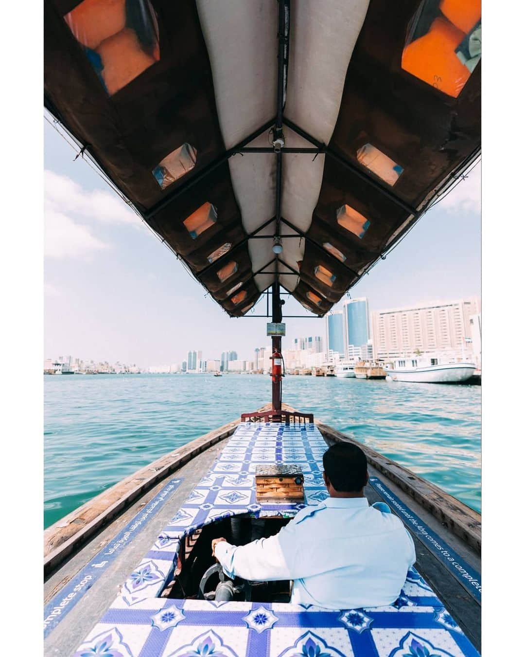 VuTheara Khamさんのインスタグラム写真 - (VuTheara KhamInstagram)「Inside the Old Souk, Dubai (2020) 🇦🇪 It's a series of pictures taken in the Old City of Dubai during Friday morning, focus street photography and candid shot. Which one do you prefer? . @burjeiffel4life #burjeiffel4life」3月1日 23時34分 - vutheara