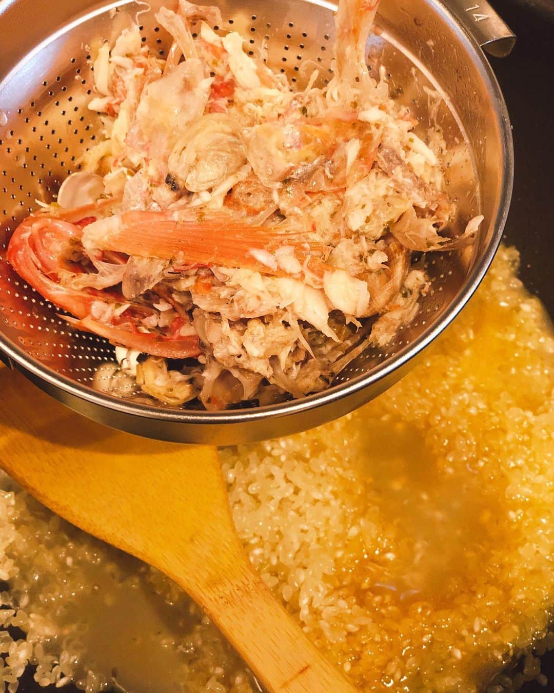 英玲奈さんのインスタグラム写真 - (英玲奈Instagram)「#金目鯛とアサリと菜の花のワイン蒸し  次の日にはリゾットにしていただきました。 シノアの中にスープも骨も全部入れて、 ガシガシつぶしてエキスを。 そこに生米を入れて炊きました。 魚介のエキスはすごいなぁ。 #魚介のリゾット #ていねいな暮らし #季節を感じる暮らし#からだにいいこと #からだにやさしいごはん #おうちごはん#夫の健康守りたい#10年後の健康の為に#無添加#無化調#オーガニック#低gi #美腸活#趣味生活#erenakitchen」3月1日 23時30分 - erena_erenyan