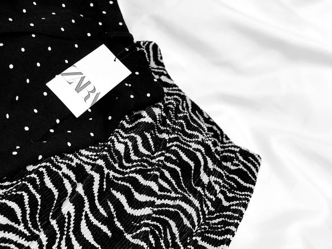 lve_xxxxのインスタグラム：「.﻿ .﻿ @zara ﻿ 寄ったら、あらあら摩訶不思議🤗﻿ ﻿連れ帰って来ちゃったよシリーズ←﻿ ﻿ denim👖欲は治った。﻿ 今度は柄物欲が噴火🌋🤯笑﻿ ﻿ 気温上がってた本日。﻿ 気持ち春的に🌸なり、柄物を﻿ 着たくなった…わっけ！←﻿ ﻿ 柄物ゆーても﻿ 安心安定のモノトーンだけど😂爆﻿ ﻿ ドットは昔から永遠に好き🖤﻿ ﻿ JKと合わせたりしてキレイめに着たり﻿ Tシャツとかでラフに着る妄想が﻿ 止まらなかったから、連れ帰り決定👏﻿ ﻿ そして、今季。﻿ 🦓zebraが無性に気になる件。﻿ #ゼブラーマン になりたい。←え？﻿ ﻿ @lveu.official でも﻿ 🦓取り扱いたいと熱弁中😂(裏話)﻿ ﻿ テロテロ系の服は、﻿ 真夏もイケるから問答無用で﻿ 🦓さん、連れ帰り決定👏﻿ ﻿ 嗚呼。﻿ はよ、着たいなぁー🦓🖤﻿ ﻿ 詳細画像と品番は2枚目に﻿ 載せてあります💁🏻‍♀️﻿ ﻿ ﻿ #ZARA #newin #zara購入品  #monotone #spring﻿ #dot #zebra #🦓﻿ ﻿」