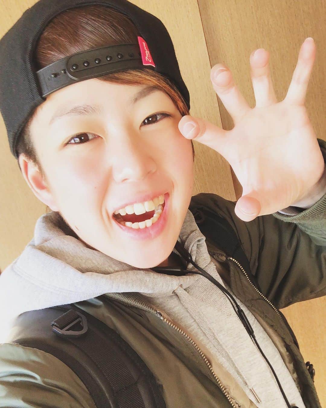 小野崎玲皇のインスタグラム：「先日、バーブさんに体のケアをしてもらいましたー🦁 相当悪かったようで…😂笑 体柔らかくなってよかった！ 最近帽子被りがち🦁🧢」