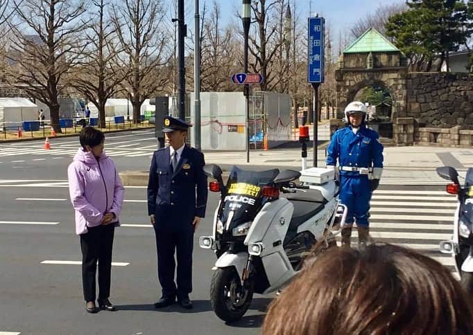 のインスタグラム：「東京マラソン。今回から先導役として、ペースメーカーの伴走車として警視庁が導入した電動二輪「E-WING」が初出動。 ゼロエミッション東京の象徴として、またアスリートにも優しい排気ガスゼロでもある。 都民を守る足としての活動を大いに期待しています。二輪車製造大国・日本製もよろしく！」