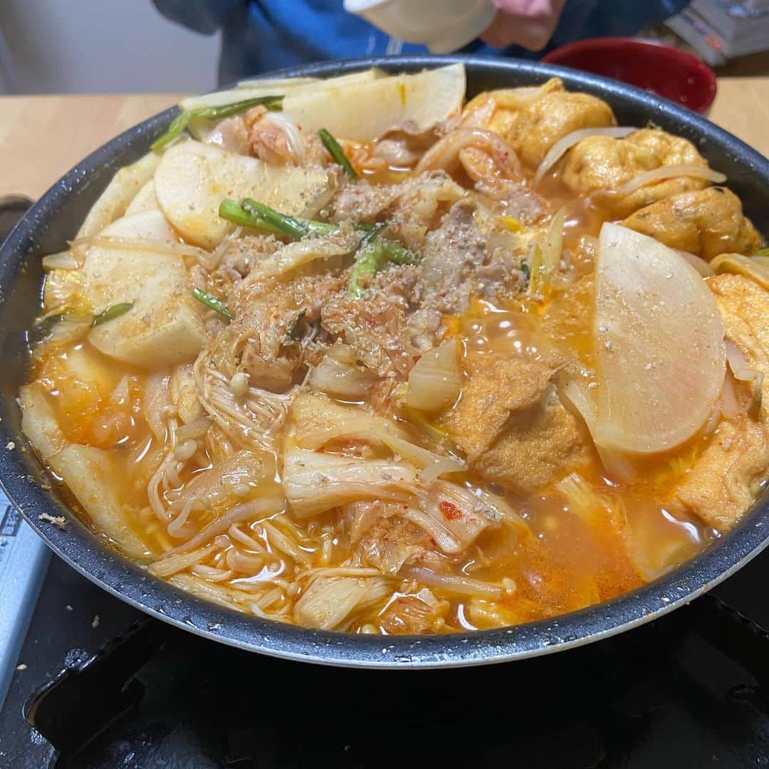 椿鬼奴さんのインスタグラム写真 - (椿鬼奴Instagram)「先日のキムチ鍋、こんだけ盛ってどうなるかと思いきや煮て汁をすくってけばどうにかなるもんですね‼️ 家でのご飯が増えていますので主人の料理がとてもありがたいです。。 #グランジ大の主夫メシ」3月1日 23時48分 - tsubakioniyakko