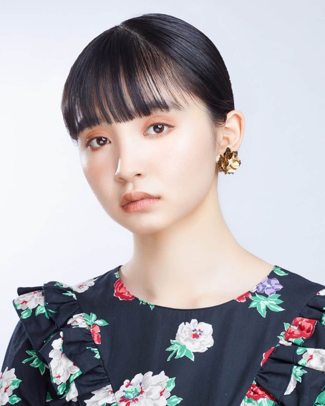 のインスタグラム：「#photographer @mic.gunji  #hairmake @松丸さん  #model @pp_ayn  #オレンジメイク #秋 #横顔 #黒髪 #被写体 #作品撮り #女の子 #透明感  #シルバーアクセサリー #ナチュラル #autumn #longhair #photo #japanesegirl #naturalmakeup」