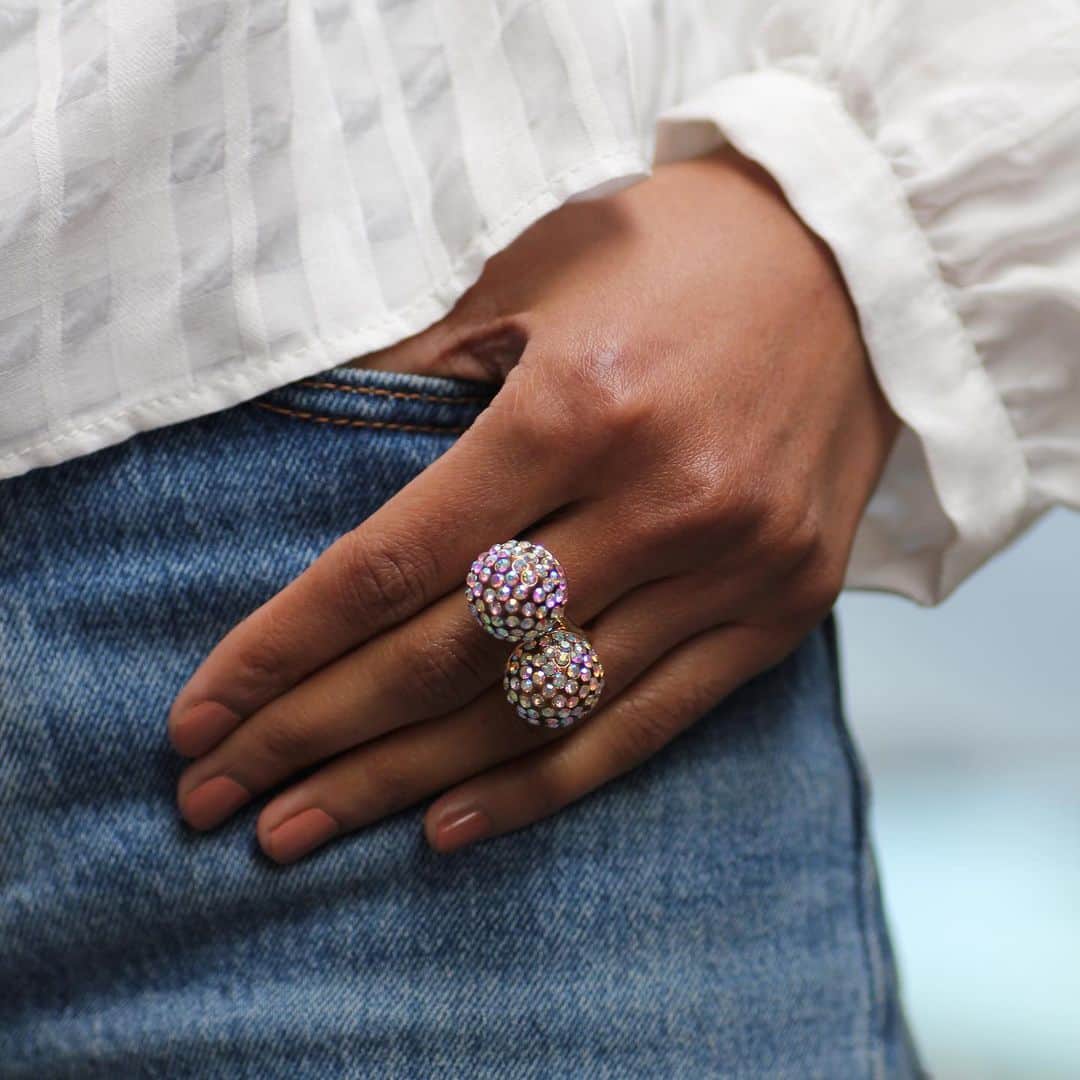ルル フロストのインスタグラム：「For this spring season, we’ve got a cocktail ring coated with fresh aurora borealis gemstones for a fun, totally modern feel. Tap to shop. #lulufrost」