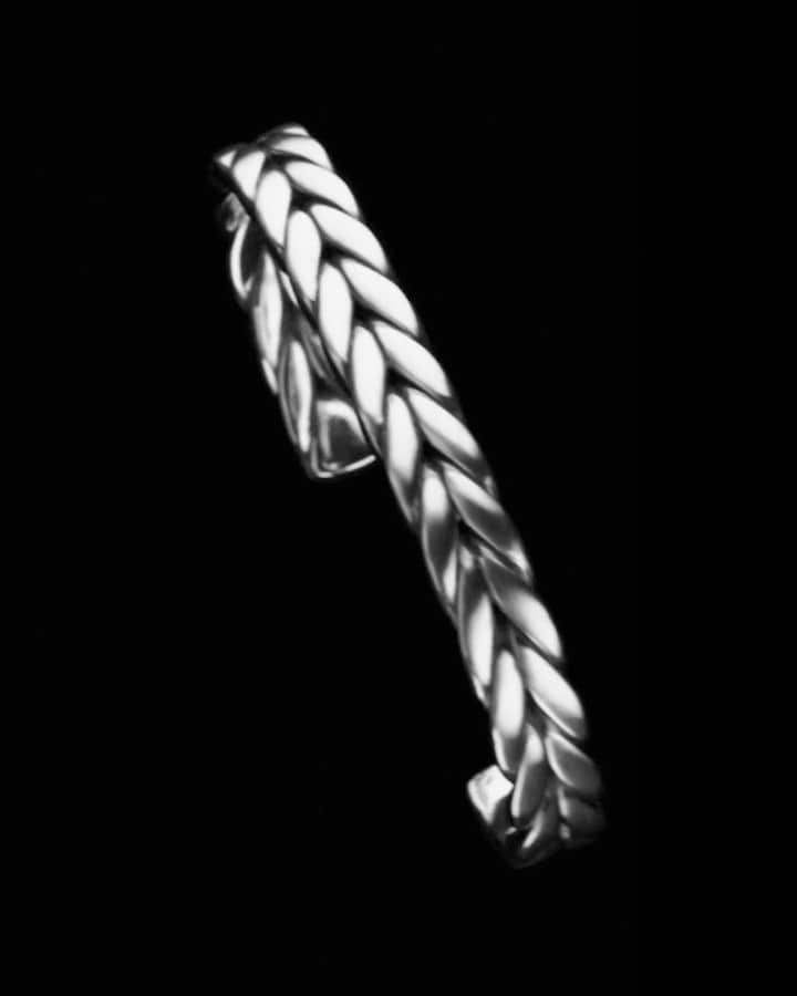 デビッドヤーマンのインスタグラム：「Chevron—a mirror image of our Cable—is a study in light and dark. #DavidYurman #DavidYurmanMen」