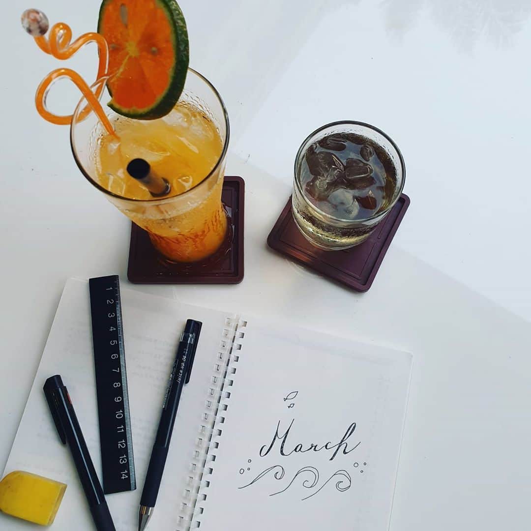 Akariさんのインスタグラム写真 - (AkariInstagram)「It's been 2 months after I started bullet journal 😋 And it's the first day of March, so I did the new set up 😊 . . It takes more time than normal schedule book, but I enjoy it more because I set up everything by myself🥳 . . I hope I can keep doing it till the end of year, which I never succeed before lol . . #bulletjournal #habittracker #vietnamlife #nuocmam  #hochiminhcity」3月2日 0時24分 - ancariroom