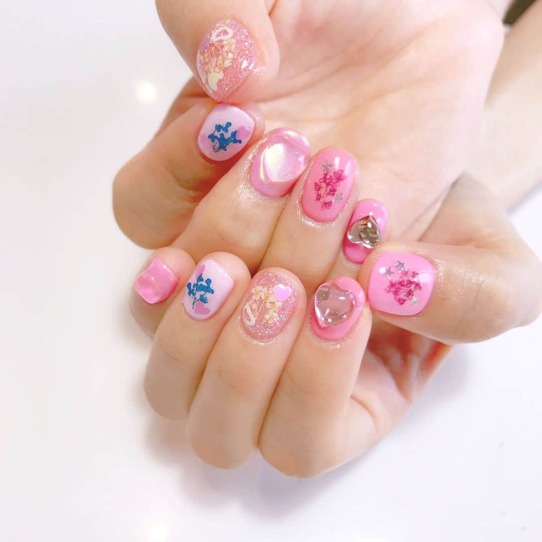 ぱいぱいでか美のインスタグラム：「Lovlで爪綺麗にしてもらいました✿ ꙳ #Lovl #nail #nailsalon #押し花ネイル ꙳ 全体をピンクにしつつ 濃淡とかパウダーとかラメでバラバラにしつつ 押し花も入れたいけどお淑やかにはせず ポップな感じにしたい……。 という支離滅裂な注文をLovlさんは全て引き受けてくれました❤︎ 神……！！！！ 青いお花がポイントになっていい感じ☻ 小指のハートは逆さにつけて桃にしました❤︎ 今回の担当はミツさん @mitsu.lovl ！ ありがとうございました！」