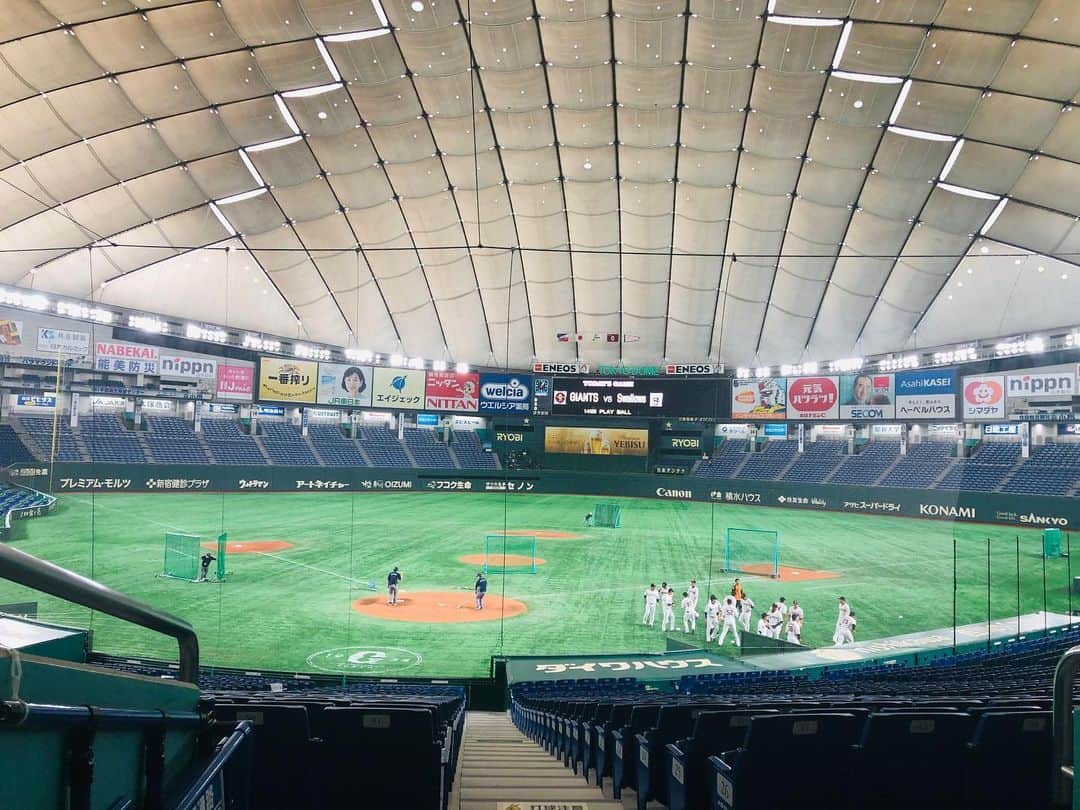 佐藤由季さんのインスタグラム写真 - (佐藤由季Instagram)「取材の為許可をいただき 万全の対策をとって 東京ドームに行ってきました。 無観客試合・・・ 無いからこそ感じること、気付けること って沢山ありますよね。 ファンの大切さ。 選手の凄さ。 野球の魅力。 当たり前のようで 当たり前ではないんですよね。 思いの丈はブログに綴りましたので お時間のある方は 読んでいただけたら嬉しいです😌 ちなみに、私のテーブルの上には毎日 ジャイアンツ愛がいっぱいです🧡笑 #giantsPP  #プロ野球  #オープン戦  #東京ドーム  #無観客試合  #取材  #万全の対策  #ジャイアンツ  #和と動  #無事開幕出来ますように …🙏 #ジャイアンツ愛  #スポーツ報知  #選手名鑑  #愛読書  #月刊ジャイアンツ  #4月号  #好評販売中  #オレンジ色のマグカップ  #オレンジ色のペンケース  #フリーアナウンサー  #佐藤由季」3月2日 0時39分 - yukisato0710