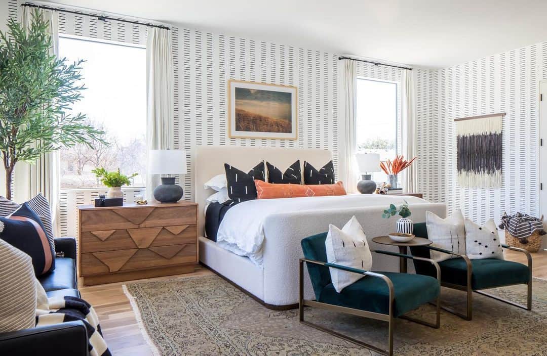 ジョジョ・フレッチャーのインスタグラム：「Letting go of control (especially in this sort of way) is not something I’m used to... but my oh my... I’m glad we did! Master Bedroom complete!  Design: @mrsparanjape 📷: @kristen.mayfield  Now time for me to finish the rest of the house! (Im getting there 😂)」