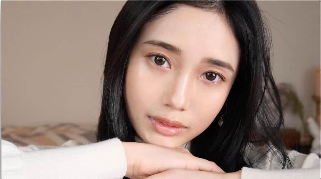 のインスタグラム：「Everyday 💄 Makeup.  最近の毎日メイク🌱  下地: @etvos.jp  #mineralUVGlowBase コンシーラー: @thebodyshopjp #lighteningtouch 01 パウダー: @snowbeauty_bys  アイシャドウ: @etudehousejapan  カラー#cafeinholic アイライナー: @addictionbeauty_official  カラー#brownbunny アイブロウ: @maccosmeticsjapan #espresso チーク: @missha.beauty カラー#peachavenue リップ: @onlyminerals カラー#ガーネット  #すこしのひと加えメイク #森のニーナチャンネル」