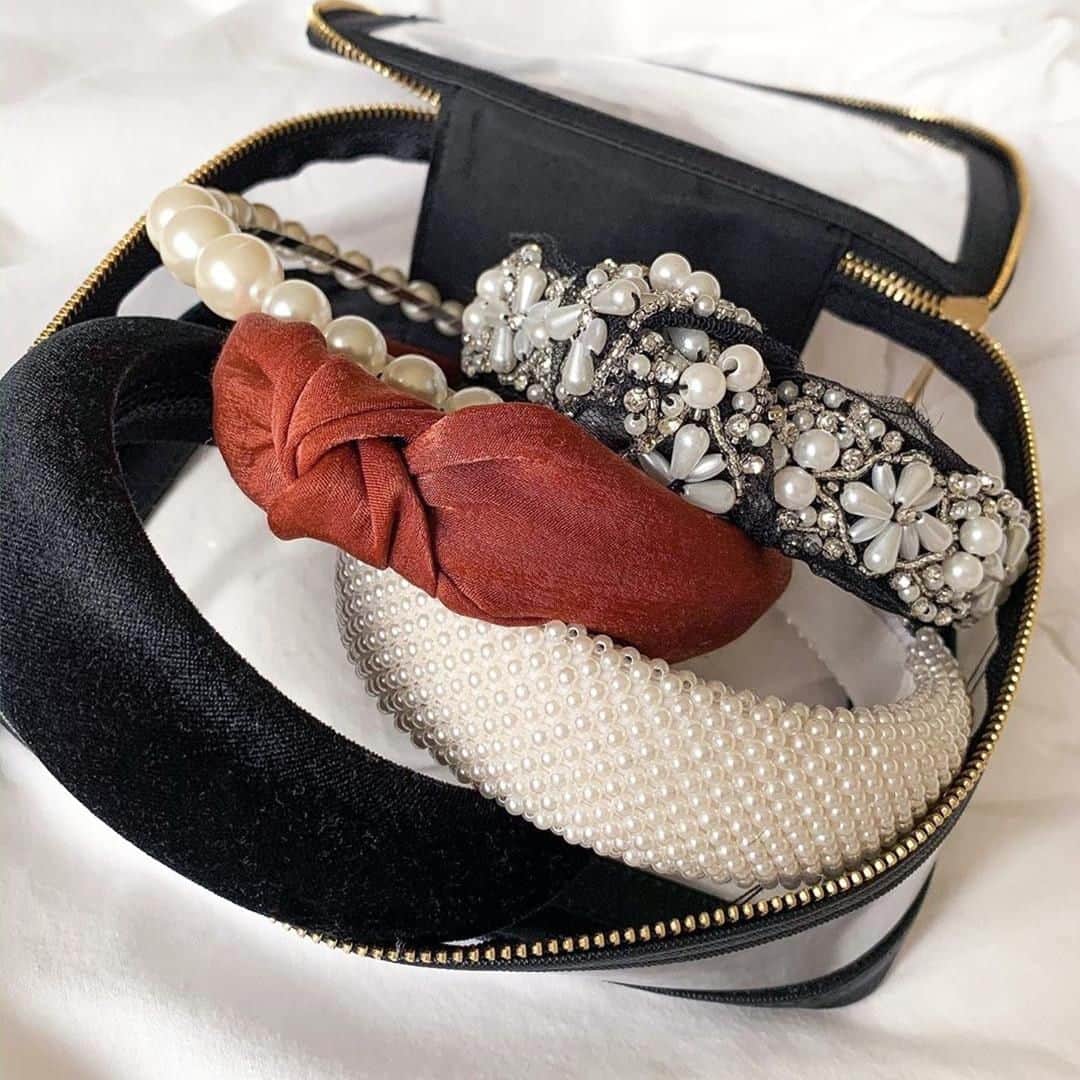 アクセサライズのインスタグラム：「Our clear travel pouch = perfect hairband storage!  Clear vanity case: 🔍 - In store Black padded hairband: 🔍 - In store Pearl wide hairband: 🔍 - 8860401300 Bronze hairband: 🔍 - 7860677000 Pearl thin hairband (similar): 🔍 - 8864101300 Black embellished hairband (similar): 🔍 - 8860770300  Tap the link in our bio to shop. 25% off for Treats members ends tonight. #Accessorize」