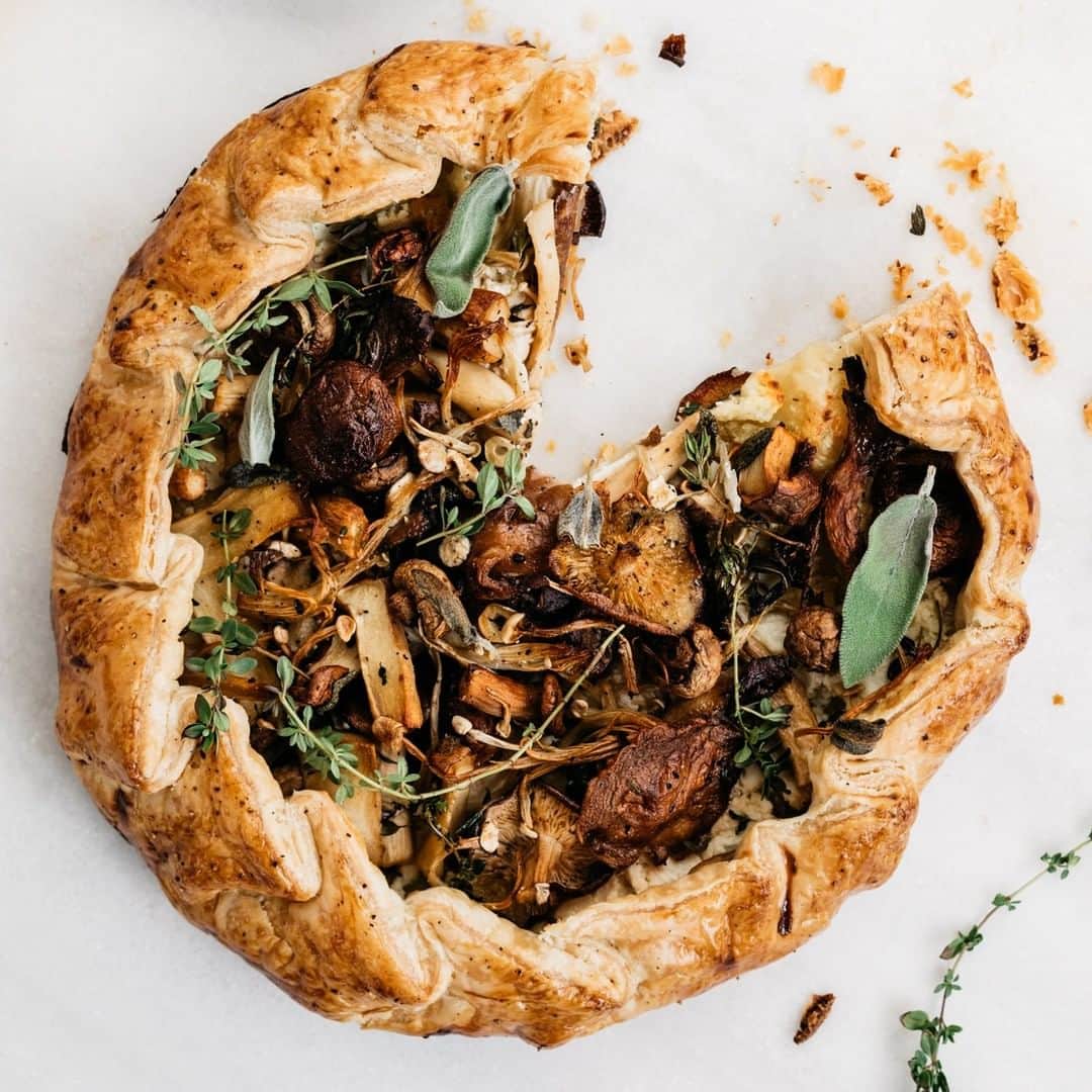 Food & Wineさんのインスタグラム写真 - (Food & WineInstagram)「Hope your Sunday plans involve @tattebakery's wild mushroom galette, from our March issue. Recipe link in our bio! 📷: @michaelpiazza」3月2日 1時00分 - foodandwine