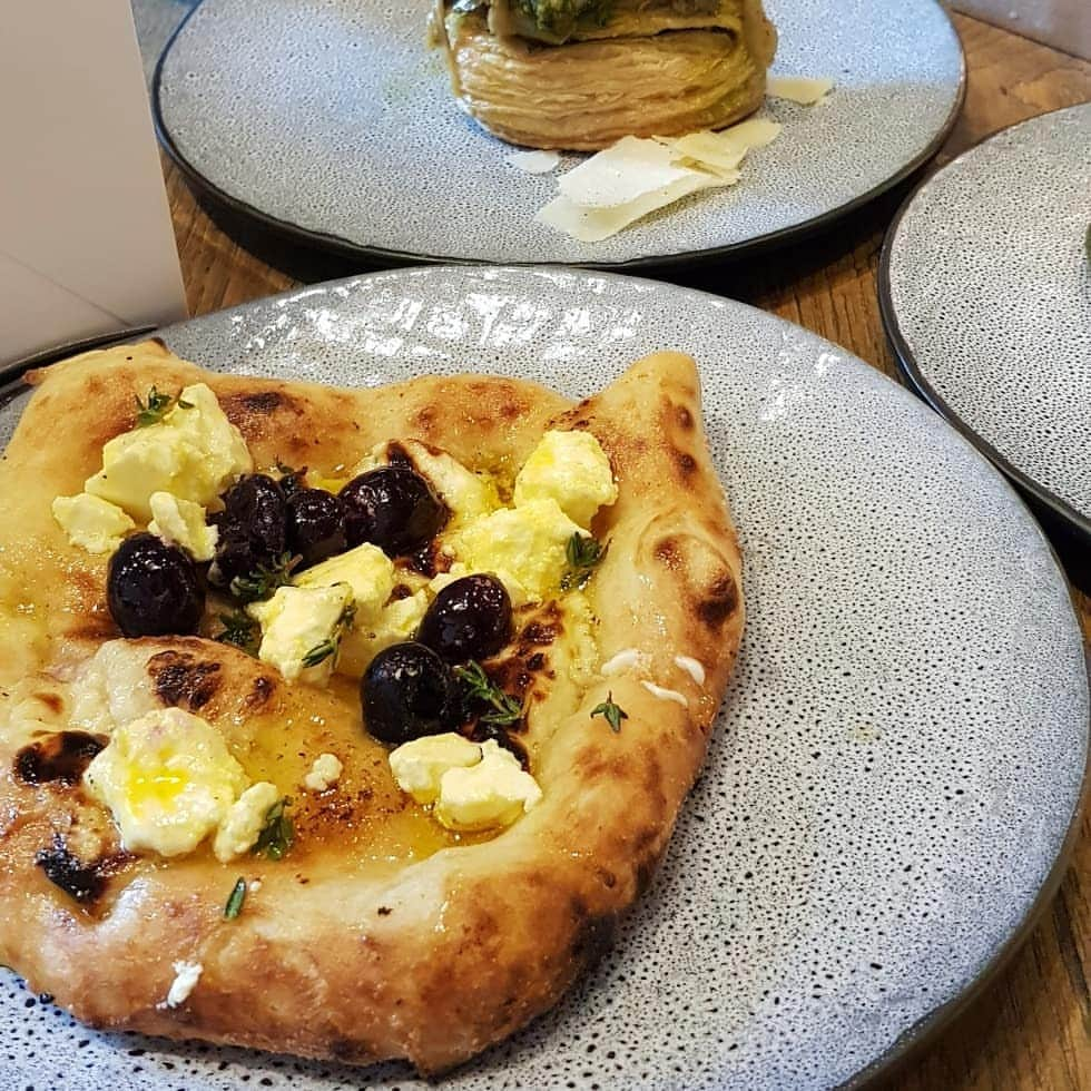 レイチェル・クーさんのインスタグラム写真 - (レイチェル・クーInstagram)「Gorged myself on divine pastries and bakes @puffthebakery pop up (luckily I had @qkatie to help me out) this morning. The flatbread with cheese and roasted grapes was out of this world. 🍇🧀 Bravo @ravneeteats and team 🙌 Looking forward to getting my hands on @ravneeteats new cookbook. If the pastries are anything to go by then the book will be the 💥 . . . . . . . . . . . . . #rachelkhoo #puffthebakery #khooeats #london #pastries」3月2日 1時11分 - rachelkhooks