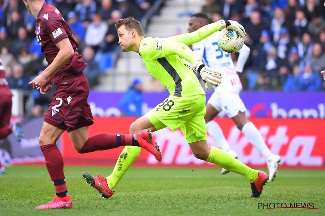 シモン・ミニョレさんのインスタグラム写真 - (シモン・ミニョレInstagram)「Massive victory!! 💪🏻💙🖤 #WeAreBruges #BluvnGoan #NoSweatNoGlory #YNWA」3月2日 1時05分 - 22mignolet22