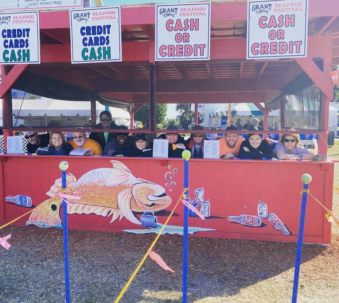 キャロライン・マッソンのインスタグラム：「Spending the weekend volunteering in the ticket booth at the Grant Seafood Festival! Long days but having a blast! And the seafood is 👌🏼」