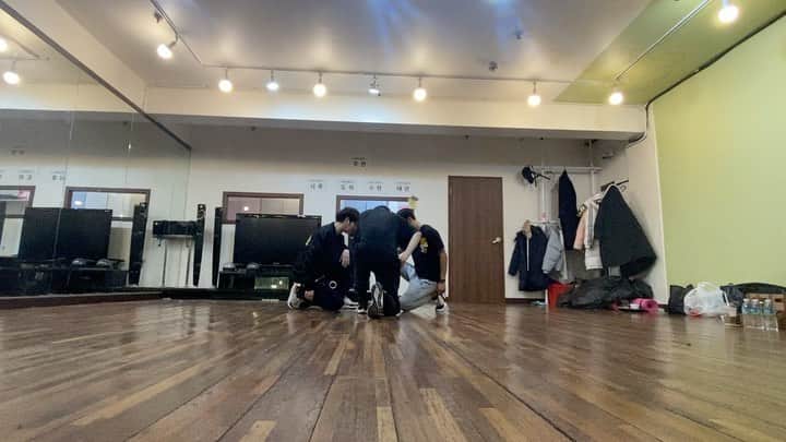 ジヒョク のインスタグラム：「뭐야 ??? 내일 생방 봐주세요 ^^」
