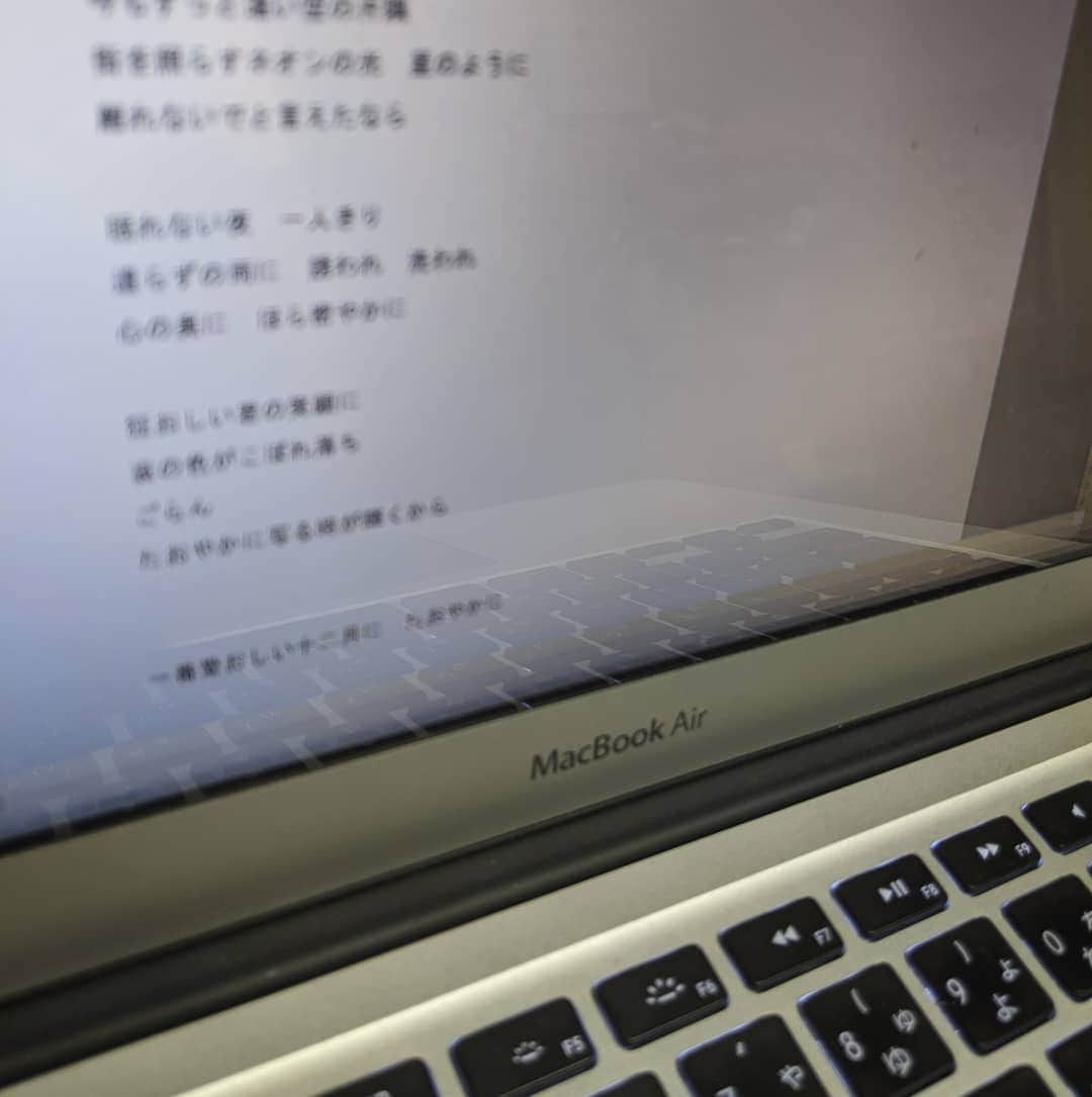 磯部正文のインスタグラム：「自分たちの新曲もコツコツ進めてますが とある嬉しい依頼の歌詞とも夜な夜な睨めっこ」
