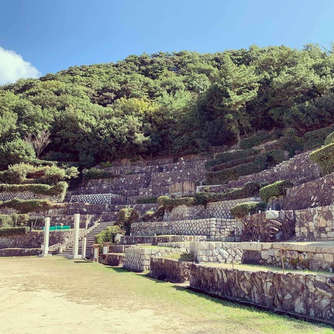 japantripのインスタグラム：「富岳八幡神社の桟敷 傾斜地を利用して石垣で桟敷席が作られるています。 秋のお祭りで、利用されているそうです。  #日本遺産  #石の島  #土庄町  #石舞台  #japanheritage #instaphoto  #instatravel #instapic #せとうち石の島 #小豆島  #shrine  #小豆島旅行  #stoneisland #islandlife  #islands  #unseenjapan」