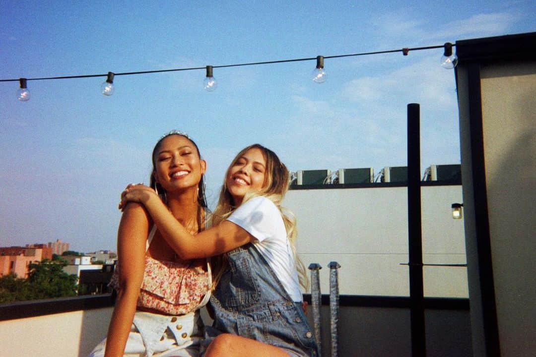 エイミー・ファムさんのインスタグラム写真 - (エイミー・ファムInstagram)「thank you for being my “twins?!” twin, hilarious, considerate, wonderful best friend of 13 years, i’m so grateful to have you in my life! from stilettos and hoodies all the way to sneakers and overalls lol have the happiest birthday to you you beautiful soul @andriakitti 🎂🎈🥰❤️」3月2日 2時02分 - iamamypham