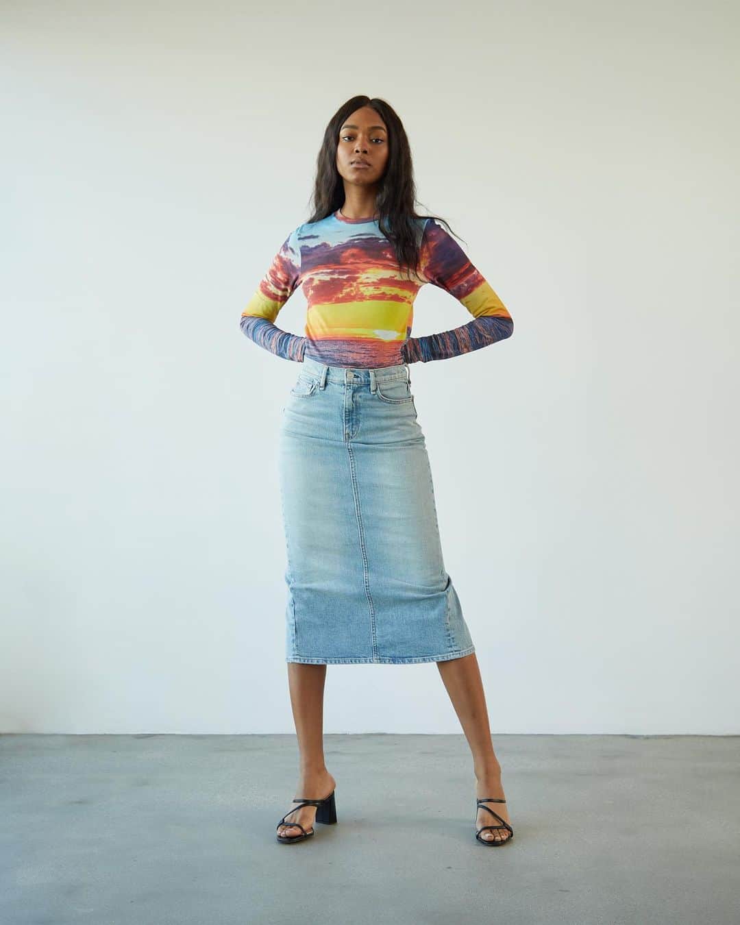 ハドソンのインスタグラム：「We enjoy sunsets, long walks on the beach...Spring 2020 sees digital prints washed down for a faded effect. Just like our favorite vintage-feel denim.」