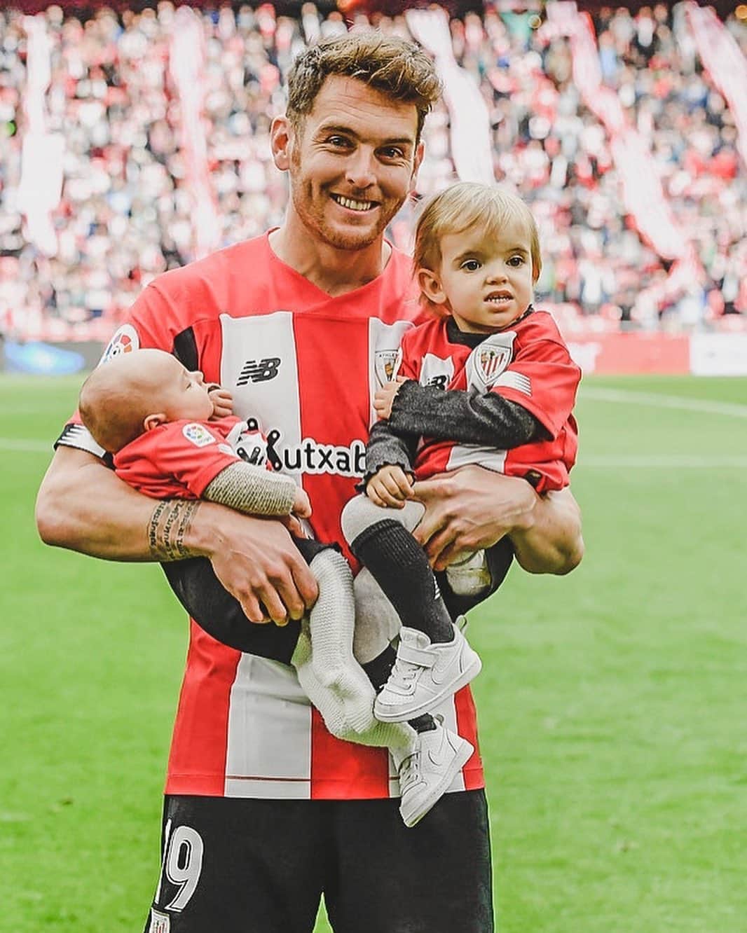 イバイ・ゴメスのインスタグラム：「Primer objetivo conseguido: retomar la buena dinámica en #laliga  Tremendo trabajo de todo el equipo 💪  Mila esker San Mames!!!! 🏟 Ahora solo queda concentrar todas las fuerzas en la Copa!  Goazen! 💪🏼 Aupa @athleticclub !! 🦁🔴⚪️」