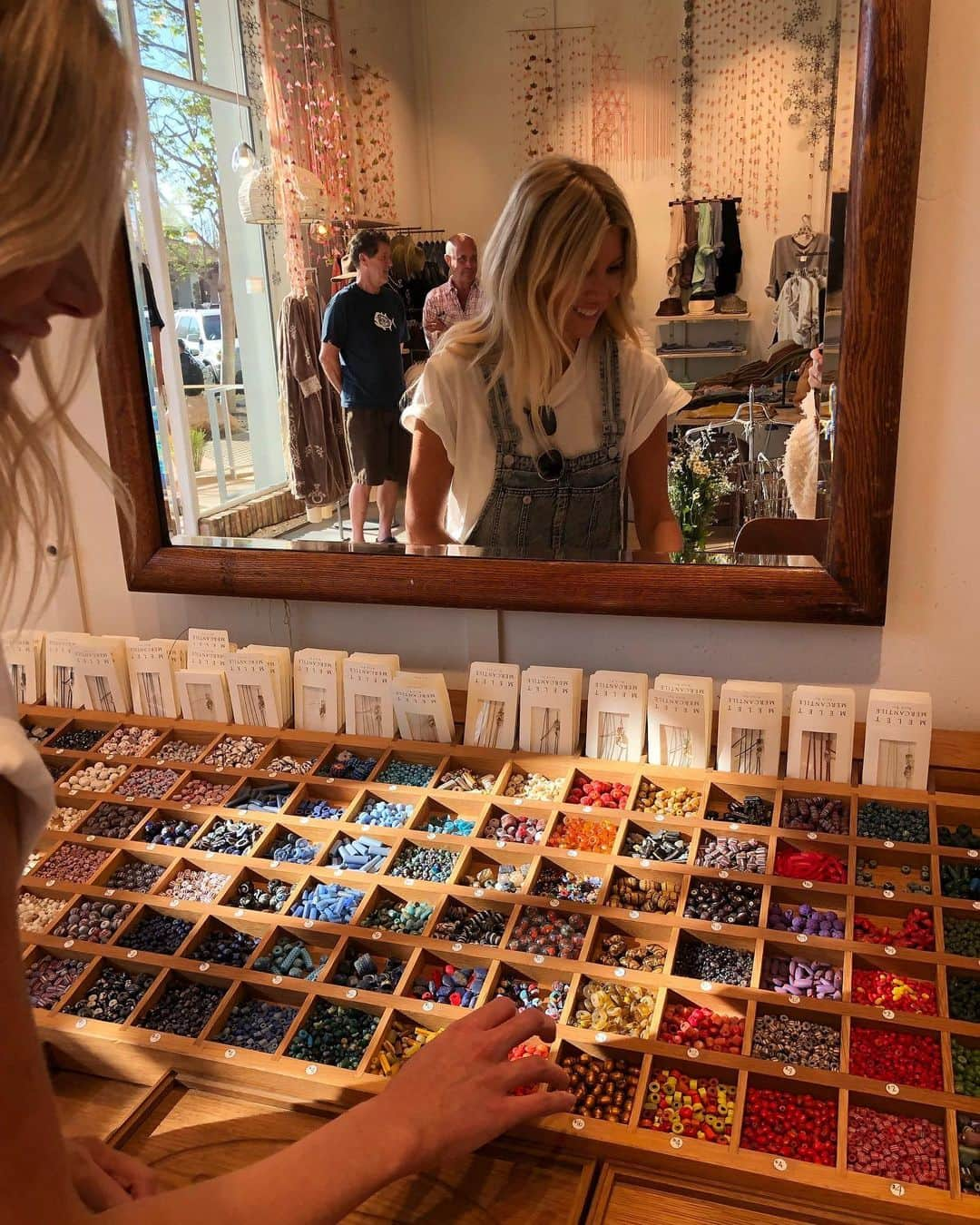 freepeopleさんのインスタグラム写真 - (freepeopleInstagram)「VIntage obsessed? Stop by our store in Malibu’s Country Mart to shop all things vintage (including an antique bead bar!) with @meletmercantile. Link in bio for all the info. @thesaltyblonde」3月2日 2時18分 - freepeople