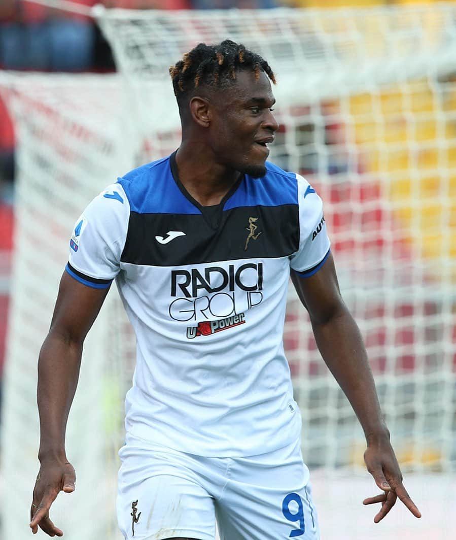 アタランタBCさんのインスタグラム写真 - (アタランタBCInstagram)「🎩-trick hero 😍🤙🏿 @duvanzapata91  7ª tripletta di un giocatore dell’Atalanta nelle ultime due stagioni di @seriea, tutte le altre squadre insieme ne hanno segnate 5. 🤯 It’s been the 7th hat-trick for a ⚫️🔵 player since 2018/19, the other 22 #SerieATIM clubs combined have netted 5 so far.  #LecceAtalanta #GoAtalantaGo ⚫️🔵 #ForzaAtalanta #Atalanta #Bergamo #football #Zapata」3月2日 2時23分 - atalantabc