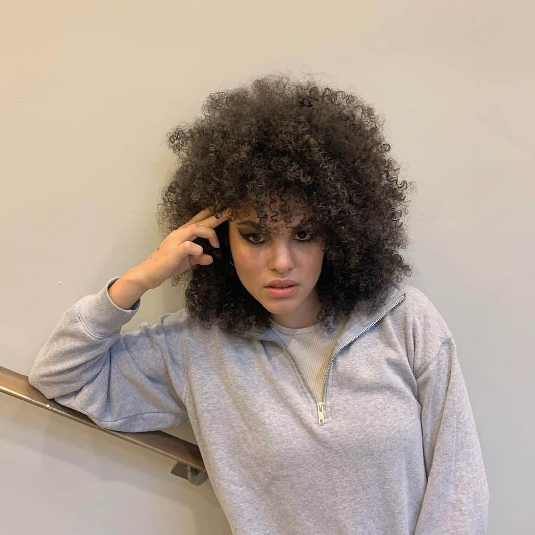 Julianna Townsendさんのインスタグラム写真 - (Julianna TownsendInstagram)「Backstage vibes today ✨ #catwalk#paris#fashionweek#model#curly」3月2日 2時32分 - julianna