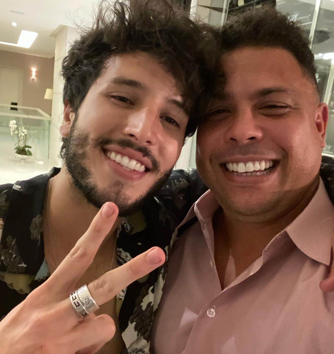 ロナウドのインスタグラム：「Estos días, en México he tenido el placer de conocer a un fenómeno de la música, @sebastianyatra. Gracias por tu cercanía y espero pronto tu visita en Madrid」