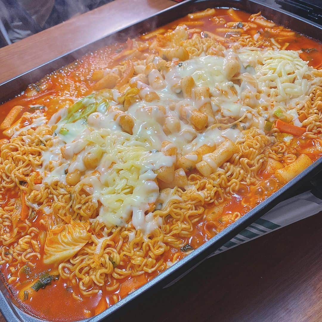 百瀬ひとみさんのインスタグラム写真 - (百瀬ひとみInstagram)「この前のちょこめし撮影🇰🇷 また食べたい、、 #ラッポッキ  #ラッポギ  #韓国料理 #コストコ」3月2日 13時45分 - hitomi__momose