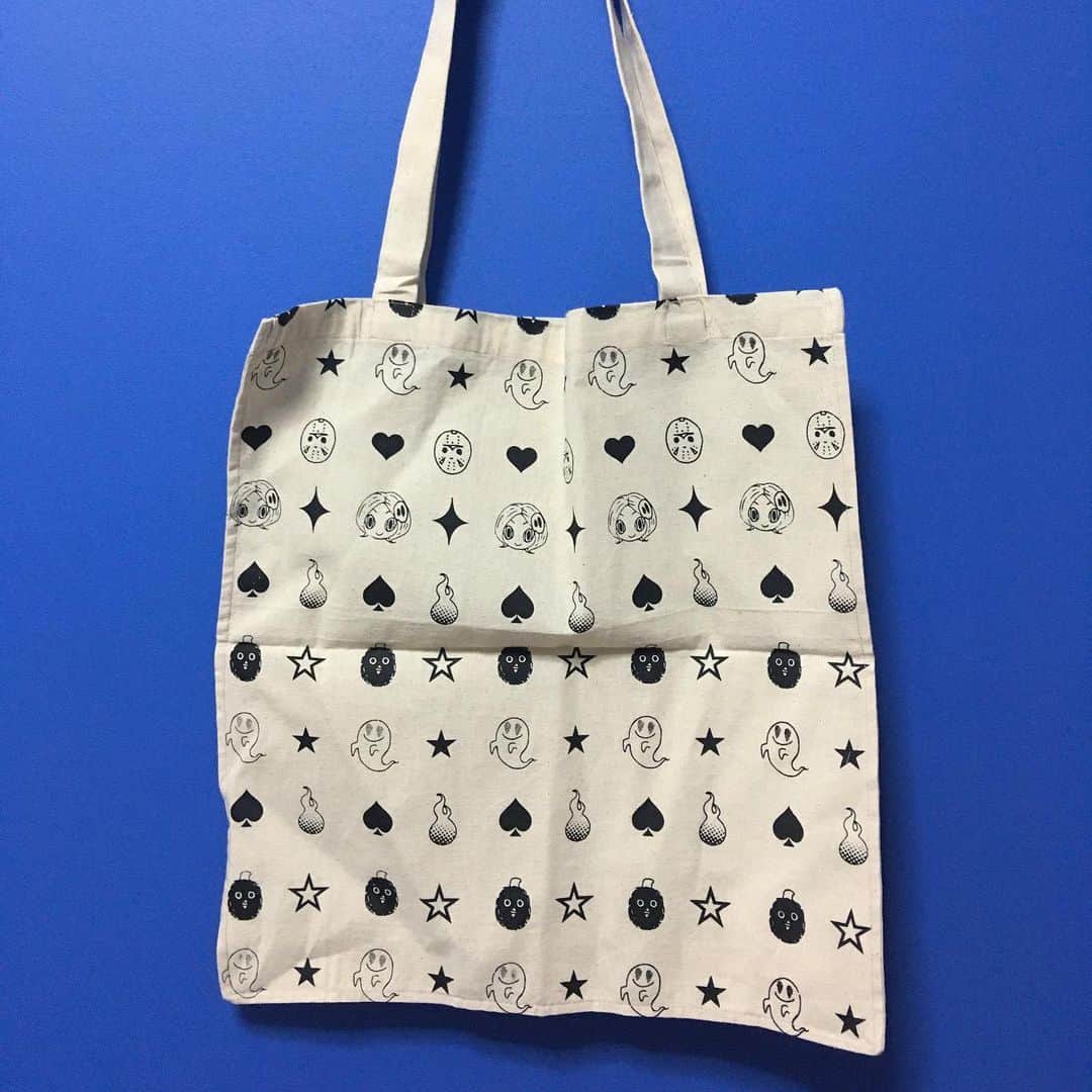 伊藤三巳華のインスタグラム：「皆様、沢山の閲覧ありがとうございます🙇‍♀️ ☆3月7日お昼12時から #ミンネ にて☆ スリランカエコバッグ ¥500 ポップオカルトTシャツ¥2500 目玉ピアス各　¥2000 ブレスレット特別価格各¥5000 プラス送料で販売致します！ サイトで公開してますので、まずは見に来てくださいね☺️ https://minne.com/@itomimika」