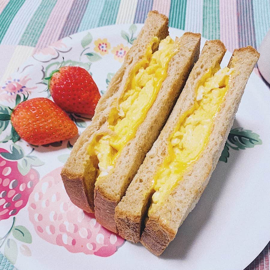 伊倉愛美さんのインスタグラム写真 - (伊倉愛美Instagram)「本日の朝昼ごはん。🥪😂﻿ 月一くらいで﻿ #卵焼きサンド を食べたくなる🥚﻿ ﻿ #ローソン の #ブラン入り食パン に﻿ チーズ乗せて焼いて、﻿ 卵2つでスクランブルエッグにして﻿ 挟んだ。だけです。﻿ ﻿ 味付けは、卵に﻿ マヨネーズ、麺つゆ、中華だし。﻿ ﻿ 牛乳少し入れて、ふわっとさせた。﻿ ﻿ そんな感じ😂﻿ ﻿ 料理まだまだだけど、﻿ 味付けには異様に自信ある。笑笑﻿ たぶん、ひとりでできるもんに出演﻿ してた時から培われてる。笑﻿ ﻿ 今週も頑張ろう、三月。﻿ ﻿ ﻿ #ブランパン #たまごサンド #朝食 #朝ごはん﻿ #昼食 #お昼ごはん #ランチ #lunch #ブランチ﻿ #brunch #ブレイクファースト #breakfast﻿ #伊倉愛美 #japanesesinger #singer #japanesemusician #musician #japanesegirl #portrait #photography #camera #japanesemodel #被写体モデル #被写体 #ssw #アーティスト #artist」3月2日 12時22分 - ikura_manami