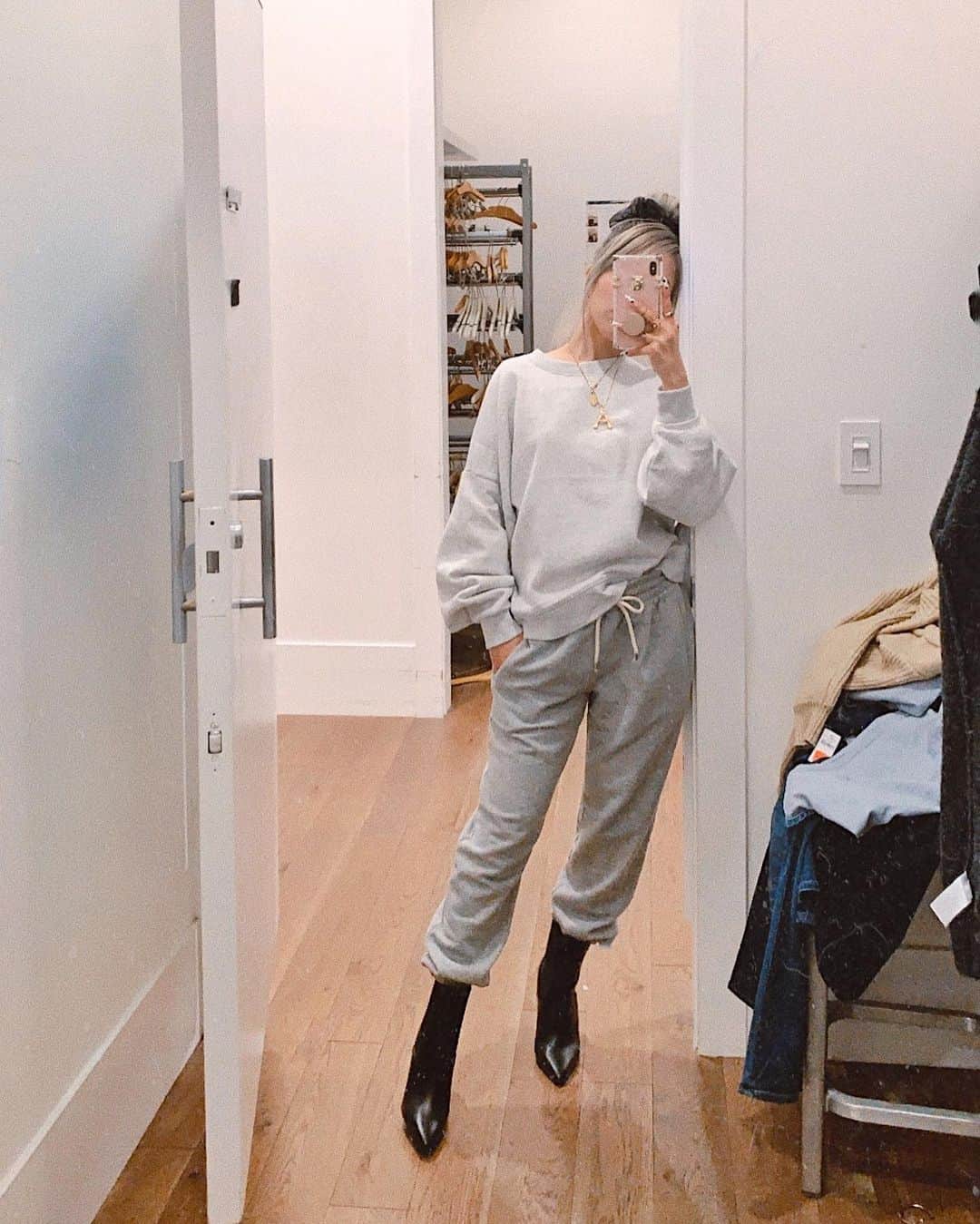 AikA♡ • 愛香 | JP Blogger • ブロガーさんのインスタグラム写真 - (AikA♡ • 愛香 | JP Blogger • ブロガーInstagram)「Casual mirror ootd in a fitting room 🐒 I've been living in this sweatshirt and sweat pants for the last week cuz they are so comfy and no shame at all 🤍 @gap ﻿ The shades of grays are slightly off from each other but I don’t care 🤷🏻‍♀️ Just make it work babyy 🤑 ﻿ Wore this look with my martens, leopard coat & the messiest bun + clear glasses for a movie last night 🎞🍿🥤( on my stories 👀 Also new few 🎌 words for you to learn!! ) Linked both on stories! The sweatshirt is currently for only $19.99 🙌🏻#whatasteal ﻿ ﻿ @theinvisiblemanmovie was sooo good 👏🏻✨ Have you guys watched!? 🎬 #theinvisibleman ﻿ ⋆ ⋆ ⋆ ⋆ ﻿ ﻿ 最近見つけたスウェットがめっちゃお気に入り🤍 @gap_jp ﻿ 上下少しだけ色違うけど、気にしない〜🤷🏻‍♀️🤑﻿ 自分が可愛い❣️って直感したらGETして﻿ おしゃれに着こなせちゃえば良いの🙈w﻿ 昨日ゎこの上下に﻿ マーチン + ヒョウ柄のコート + メッシーバン +﻿ クリアの伊達眼鏡で友達と映画ナイト🎞🍿🥤﻿ ストーリーズ載せたょ🖤 日本のサイトでトップスゎ同じにのなかったけど﻿ スエットゎ同じのあったから﻿ ハイライトの【SHOP】に保存してあるよ！﻿ ﻿ #透明人間 めっちゃ面白かったぁぁ👏🏻✨ ﻿ 日本ゎ5／1から公開だって🎬 ﻿ 5分に一回ビク！！ってなった🤣﻿ -﻿ #gap #sweatpants #comfyoutfit #mirrorselfies #fittingroomselfie #petitefashion #おちびコーデ」3月2日 12時30分 - aikaslovecloset