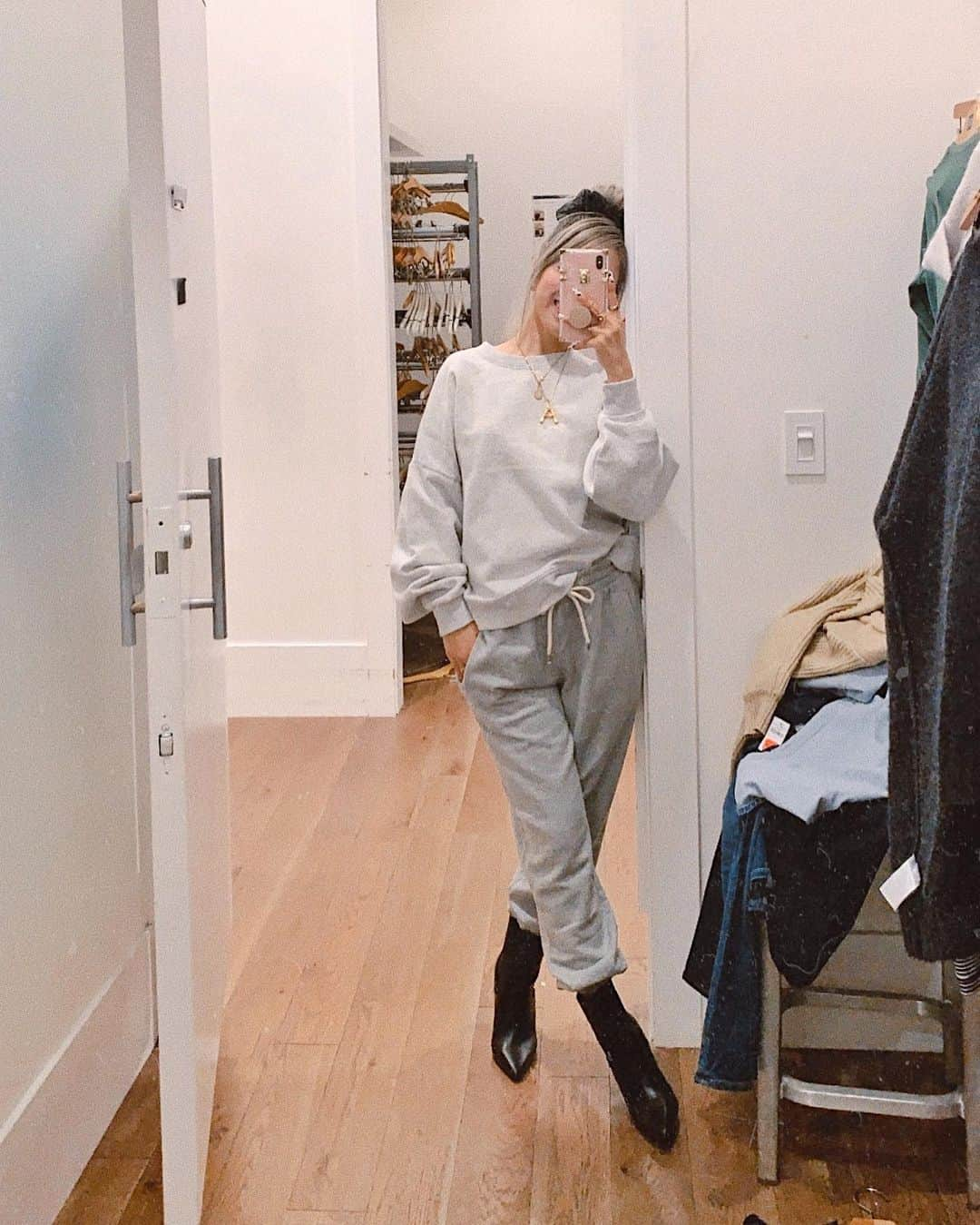 AikA♡ • 愛香 | JP Blogger • ブロガーのインスタグラム：「Casual mirror ootd in a fitting room 🐒 I've been living in this sweatshirt and sweat pants for the last week cuz they are so comfy and no shame at all 🤍 @gap ﻿ The shades of grays are slightly off from each other but I don’t care 🤷🏻‍♀️ Just make it work babyy 🤑 ﻿ Wore this look with my martens, leopard coat & the messiest bun + clear glasses for a movie last night 🎞🍿🥤( on my stories 👀 Also new few 🎌 words for you to learn!! ) Linked both on stories! The sweatshirt is currently for only $19.99 🙌🏻#whatasteal ﻿ ﻿ @theinvisiblemanmovie was sooo good 👏🏻✨ Have you guys watched!? 🎬 #theinvisibleman ﻿ ⋆ ⋆ ⋆ ⋆ ﻿ ﻿ 最近見つけたスウェットがめっちゃお気に入り🤍 @gap_jp ﻿ 上下少しだけ色違うけど、気にしない〜🤷🏻‍♀️🤑﻿ 自分が可愛い❣️って直感したらGETして﻿ おしゃれに着こなせちゃえば良いの🙈w﻿ 昨日ゎこの上下に﻿ マーチン + ヒョウ柄のコート + メッシーバン +﻿ クリアの伊達眼鏡で友達と映画ナイト🎞🍿🥤﻿ ストーリーズ載せたょ🖤 日本のサイトでトップスゎ同じにのなかったけど﻿ スエットゎ同じのあったから﻿ ハイライトの【SHOP】に保存してあるよ！﻿ ﻿ #透明人間 めっちゃ面白かったぁぁ👏🏻✨ ﻿ 日本ゎ5／1から公開だって🎬 ﻿ 5分に一回ビク！！ってなった🤣﻿ -﻿ #gap #sweatpants #comfyoutfit #mirrorselfies #fittingroomselfie #petitefashion #おちびコーデ」