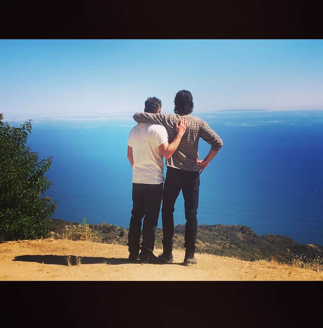 ジャレッド・パダレッキのインスタグラム：「Happy birthday @jensenackles In the 16 birthdays I’ve been able to share with you as a friend, you’ve become a brother. Now, we have one month left to play brothers on tv. No one I’d rather cross this finish line with... Let’s take those boys home.」