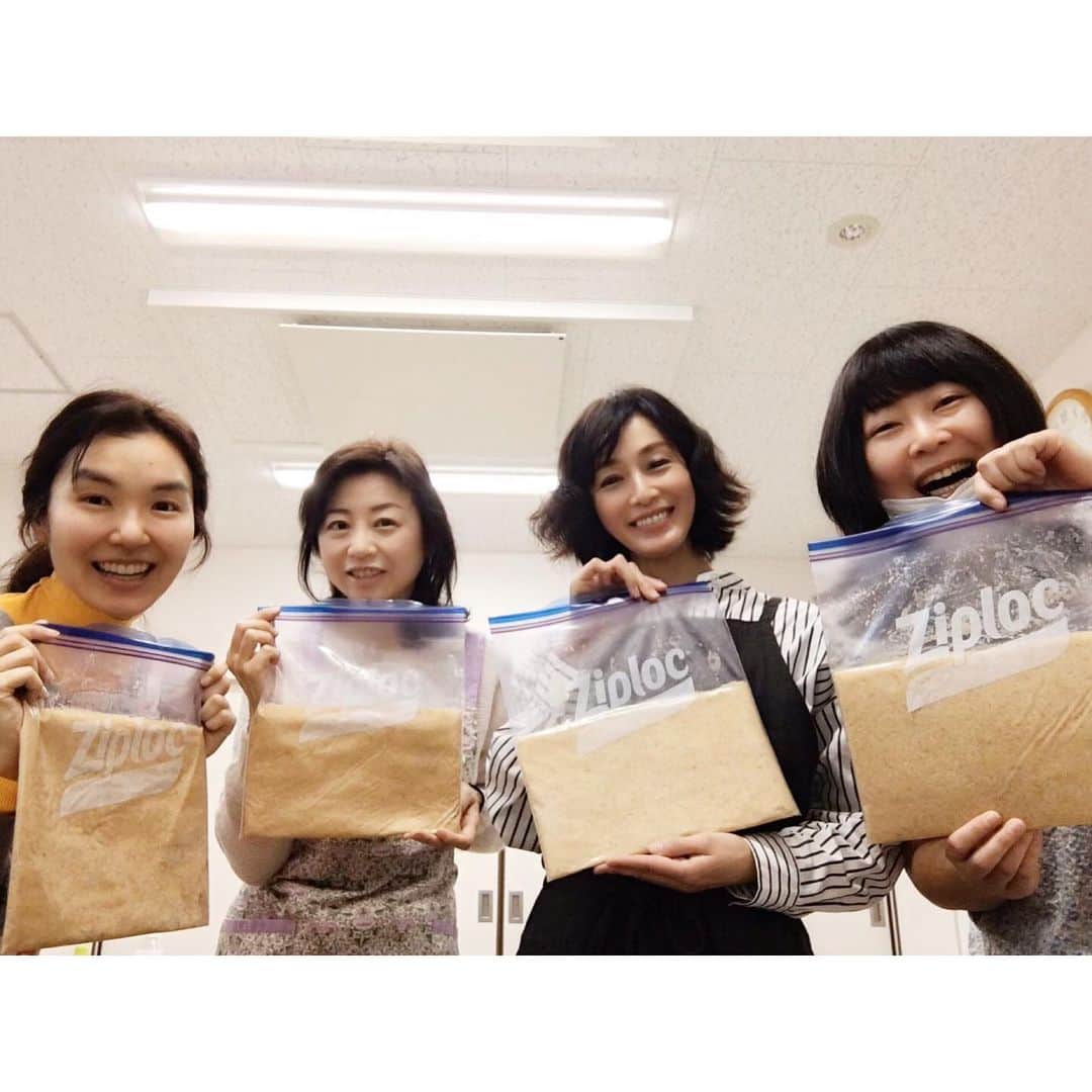 竹中友紀子のインスタグラム：「#発酵生活  那須の #渋井農業研究所 でお譲りいただいた貴重な生米麹を使って、皆で甘味噌を仕込みました^ ^ 麹歩合20歩 塩分6% ここから酵素たちがえいやこら働いてくれて、1ヶ月後には美味しいお味噌のできあがり。」