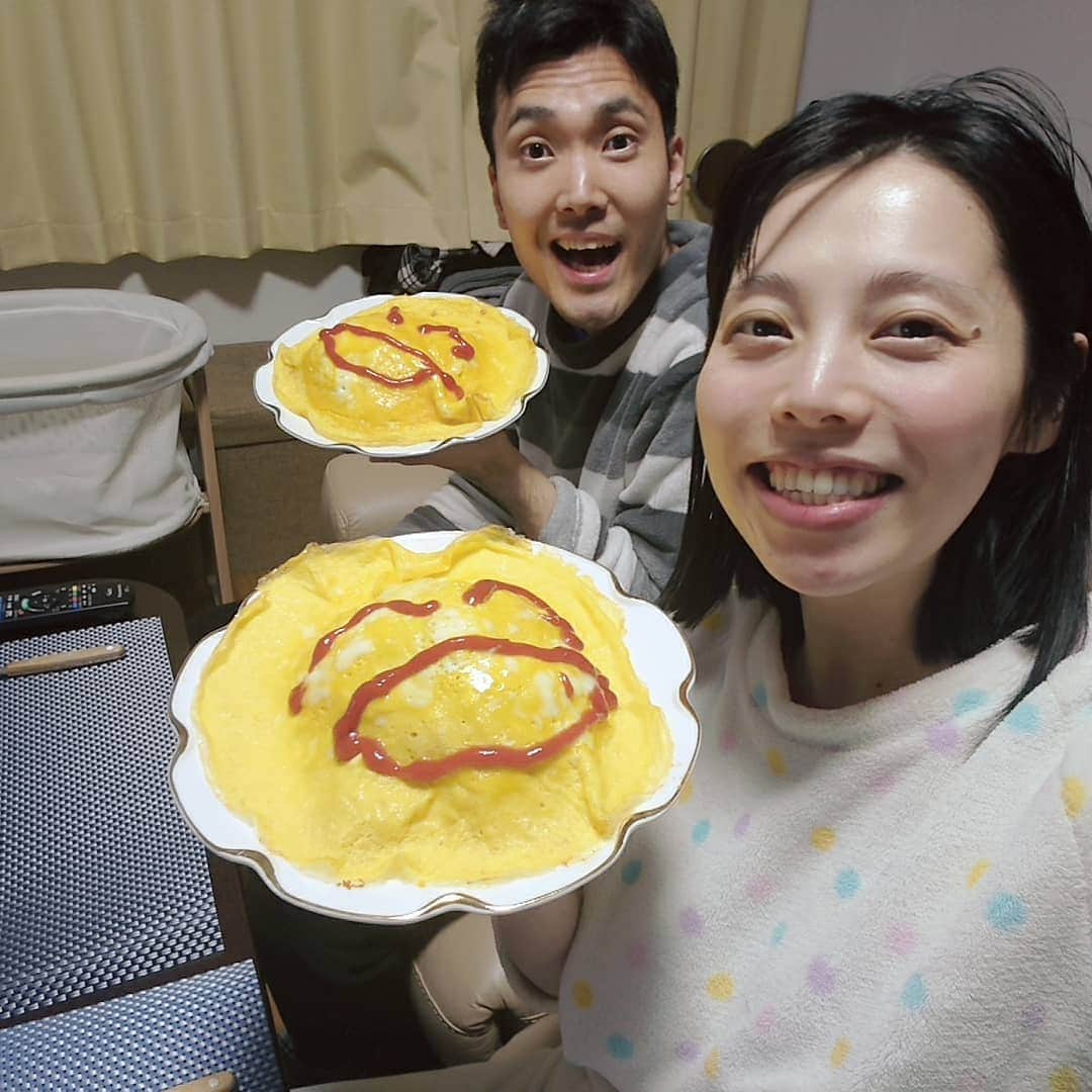 のインスタグラム：「ブログにも書きましたが… . ちゃんが、こないだオムライス作ってくれました♡ . 嬉しい♡ . ニッコリかわいい♡ . この男は、確実に成長している(*ﾟ∀ﾟ) . . ちょっと私は、 寝まくり+お風呂だめでの髪ボサボサですが、 気にしないでください（笑） . . #菊田夫妻 #菊田夫婦 #菊田家 #ハナコ菊田 #ハルカラきょう #妊婦 #妊娠後期 #妊娠6ヶ月 #妊娠生活 #安静 #手料理 #ちゃんの料理」